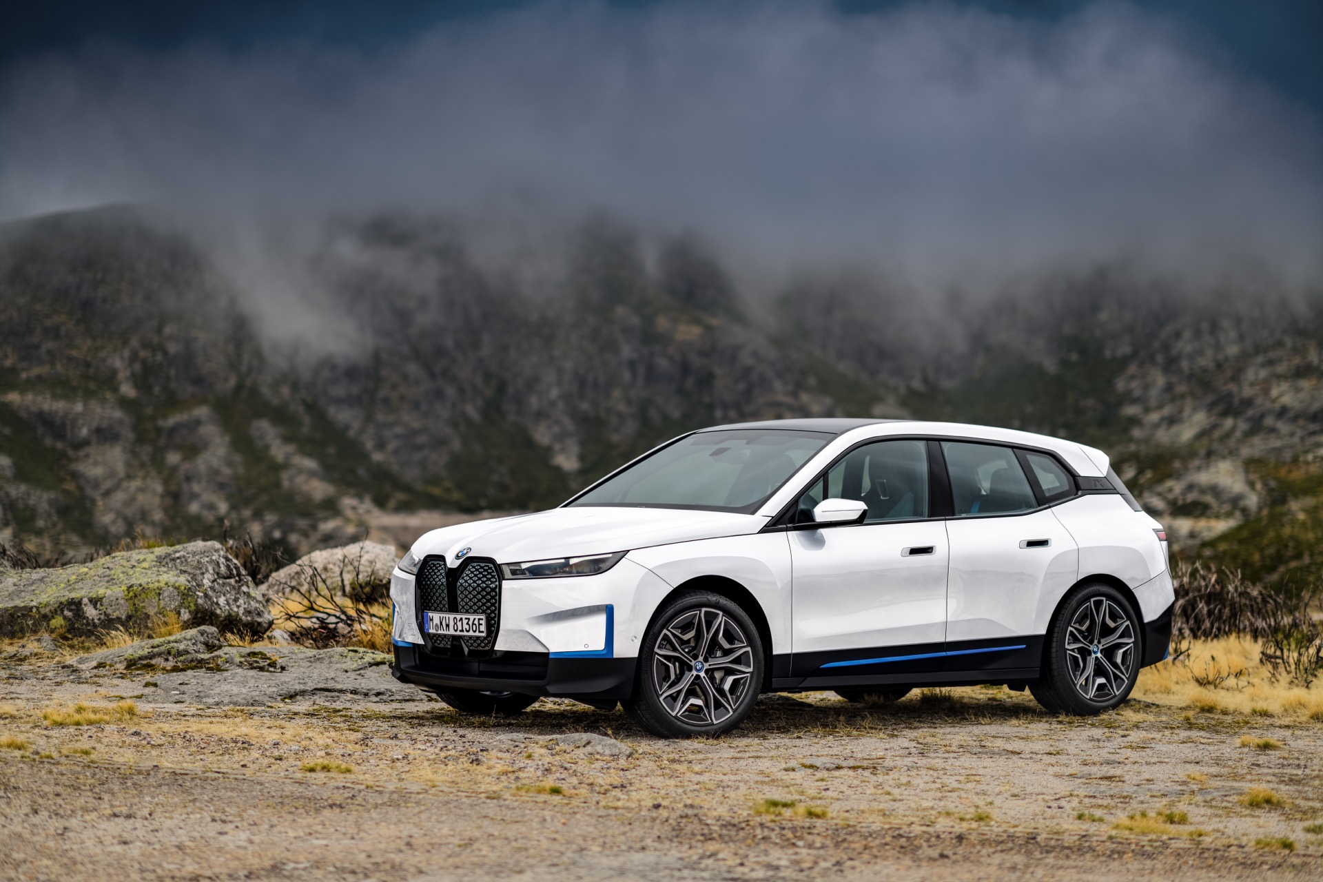 2023 BMW iX, Kia Stinger jolt this week’s new car reviews
