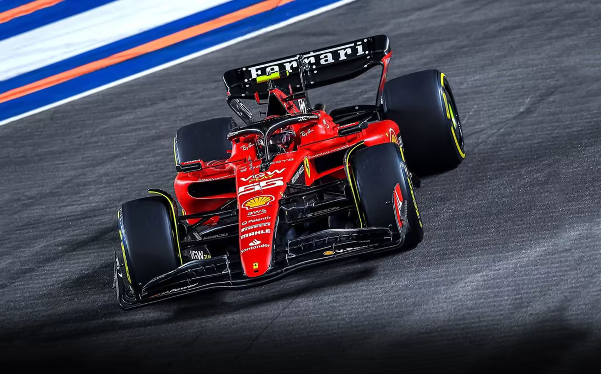 Sainz wint F1 Grand Prix van Singapore en maakt een einde aan de streak van Verstappen
