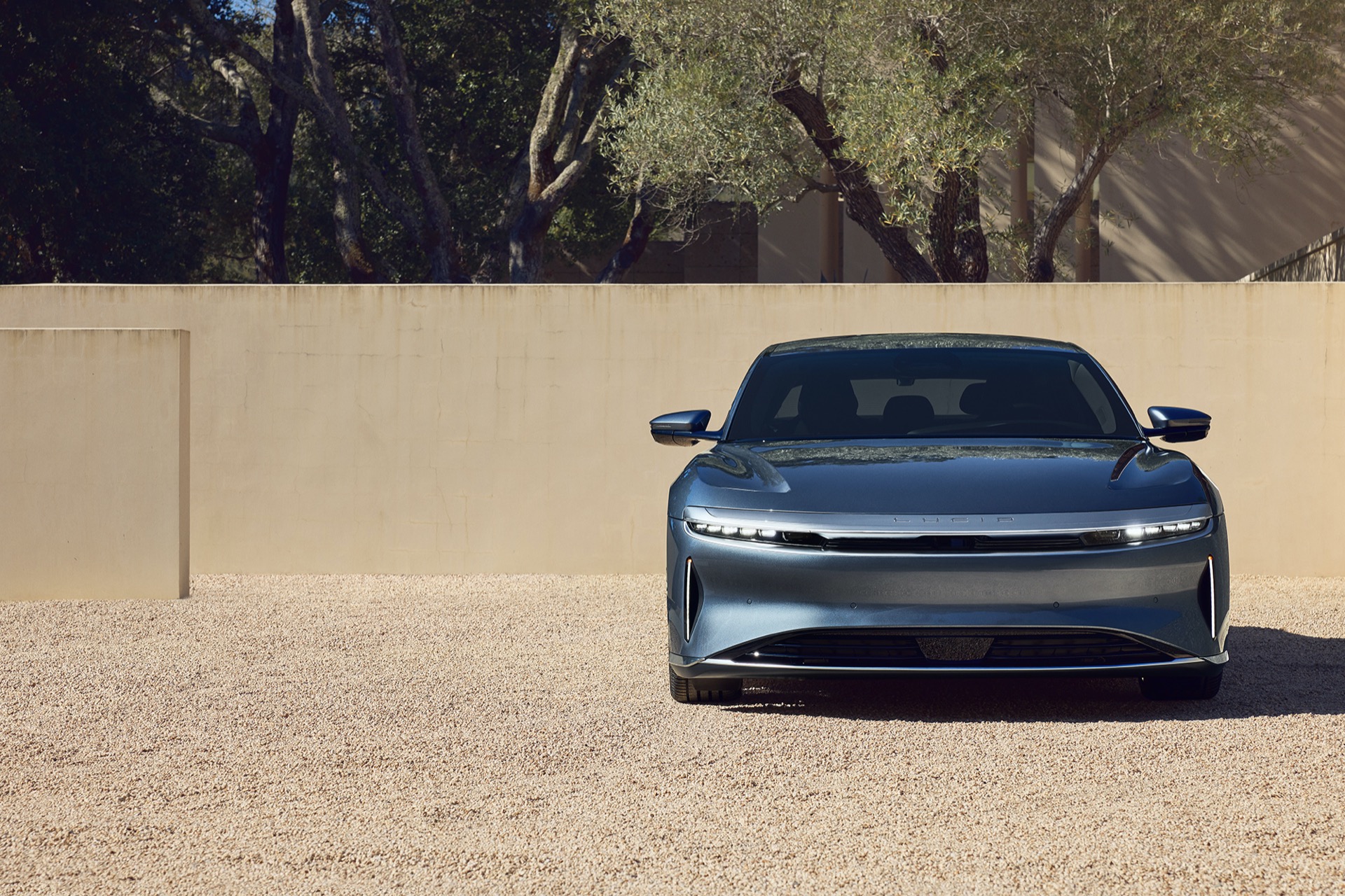 Lucid lowers value on Air sedan, undercuts Tesla Mannequin S