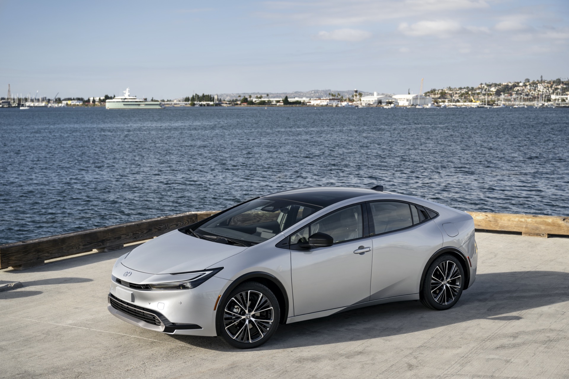 Review 2023 Toyota Prius rethinks highmpg hybrid for stunning style