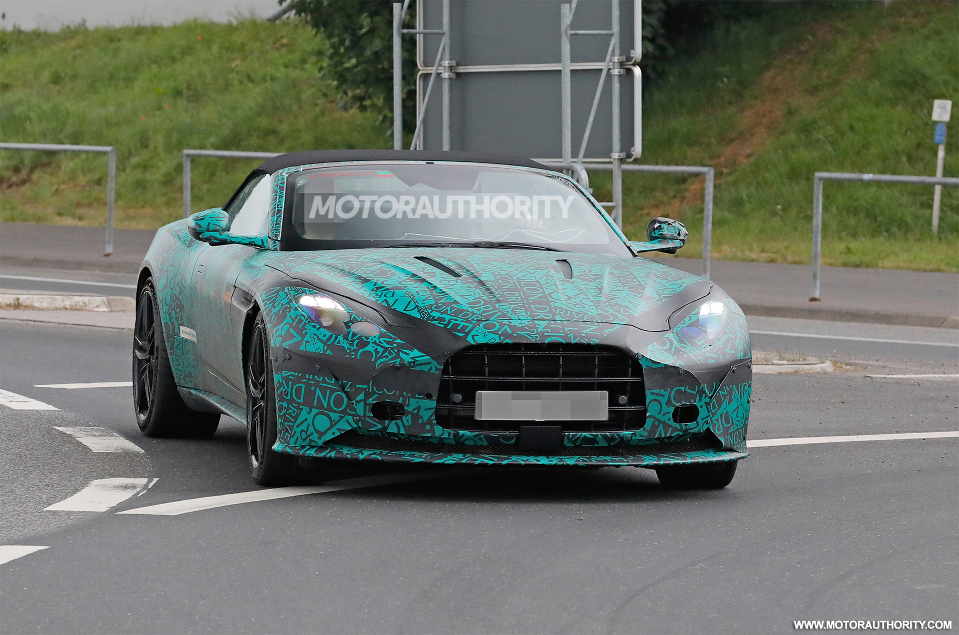 2023 - [Aston Martin] DB12 2024-aston-martin-db12-volante-spy-shots--photo-credit-baldauf_100886095_h