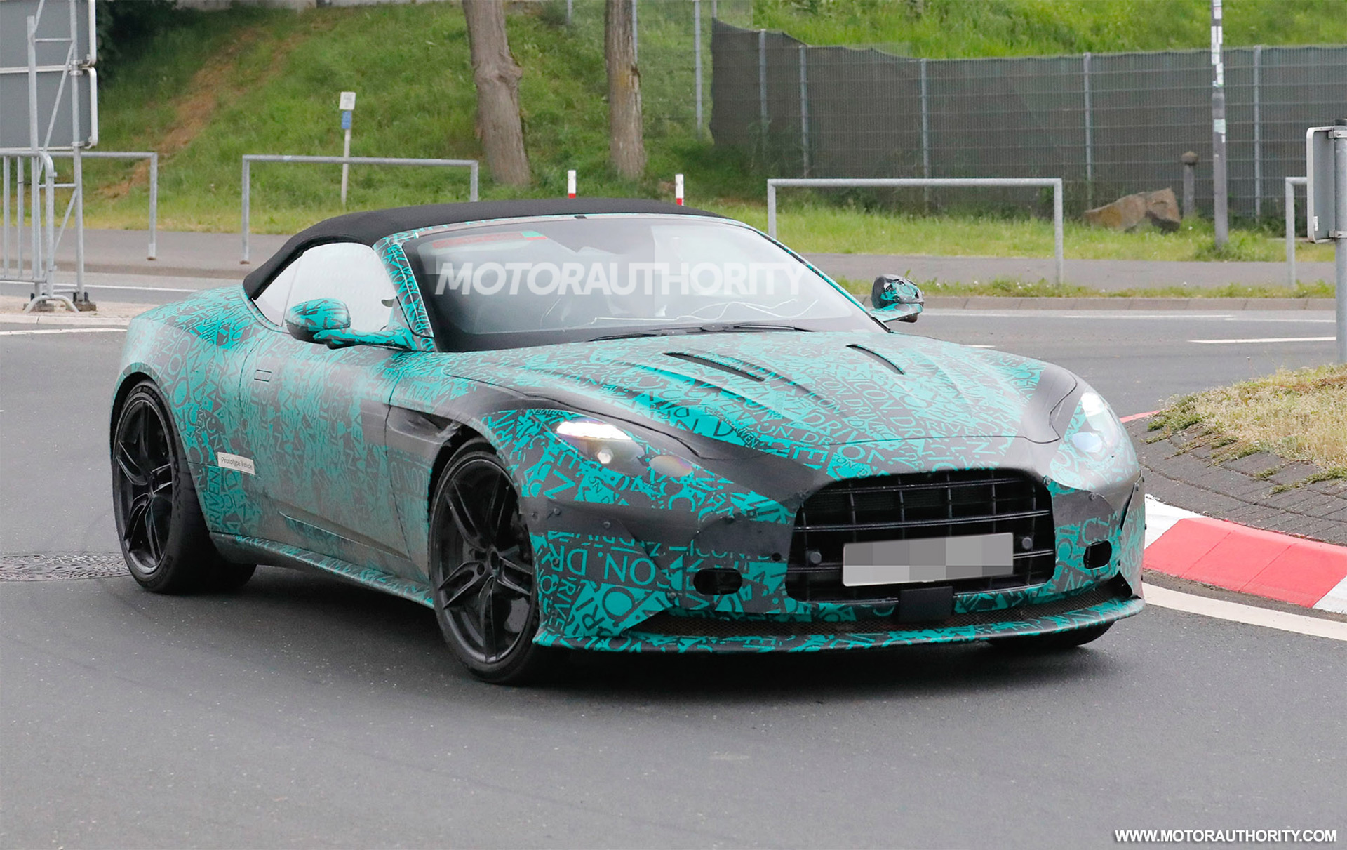 2023 - [Aston Martin] DB12 2024-aston-martin-db12-volante-spy-shots--photo-credit-baldauf_100886097_h
