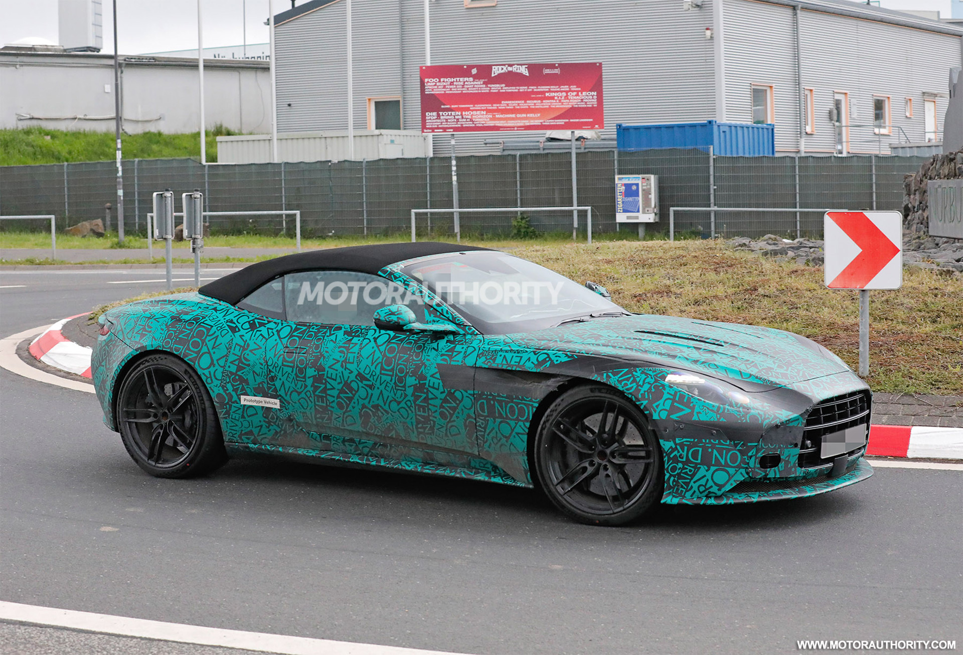 2023 - [Aston Martin] DB12 2024-aston-martin-db12-volante-spy-shots--photo-credit-baldauf_100886099_h