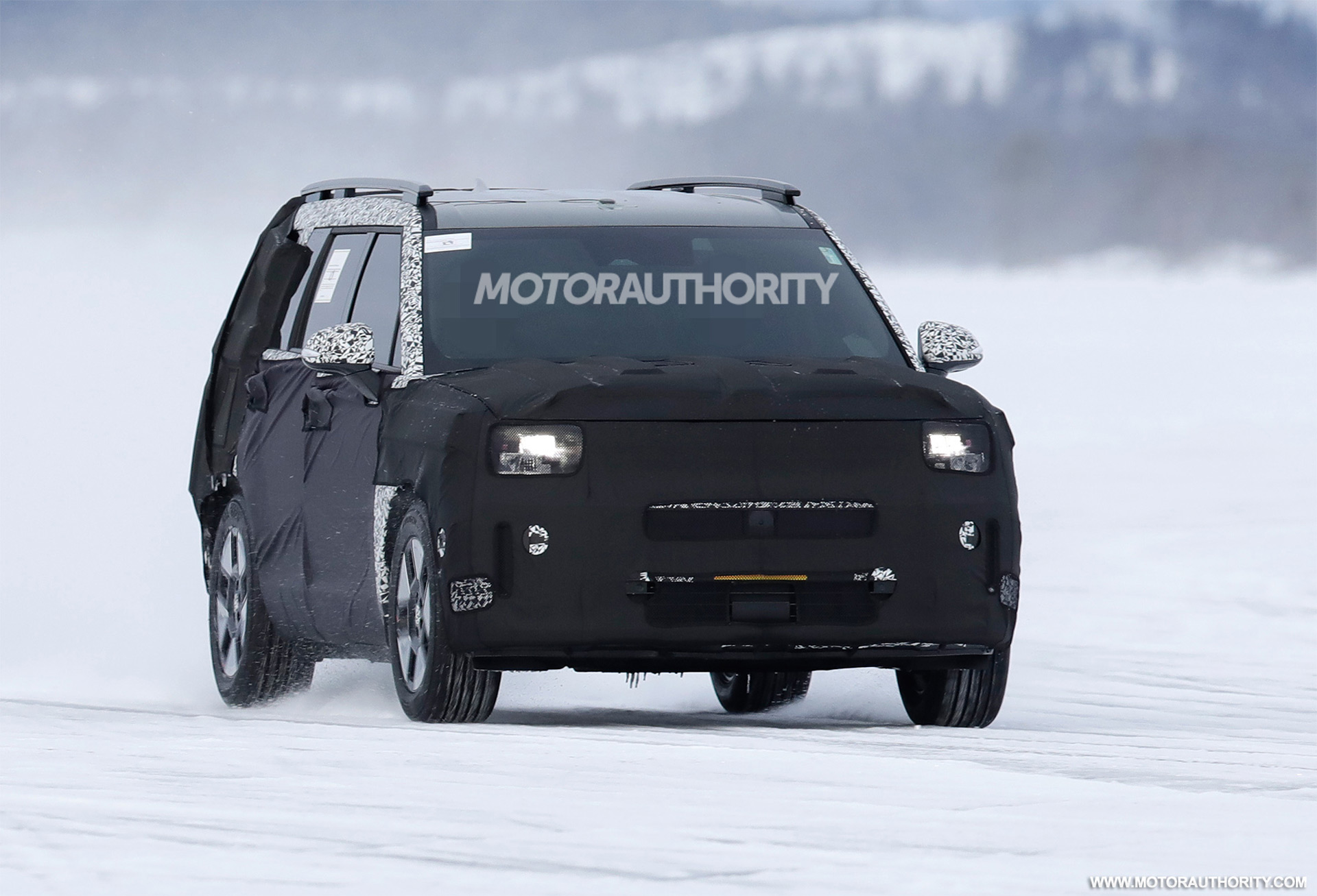 2024 Hyundai Santa Fe spy shots and video