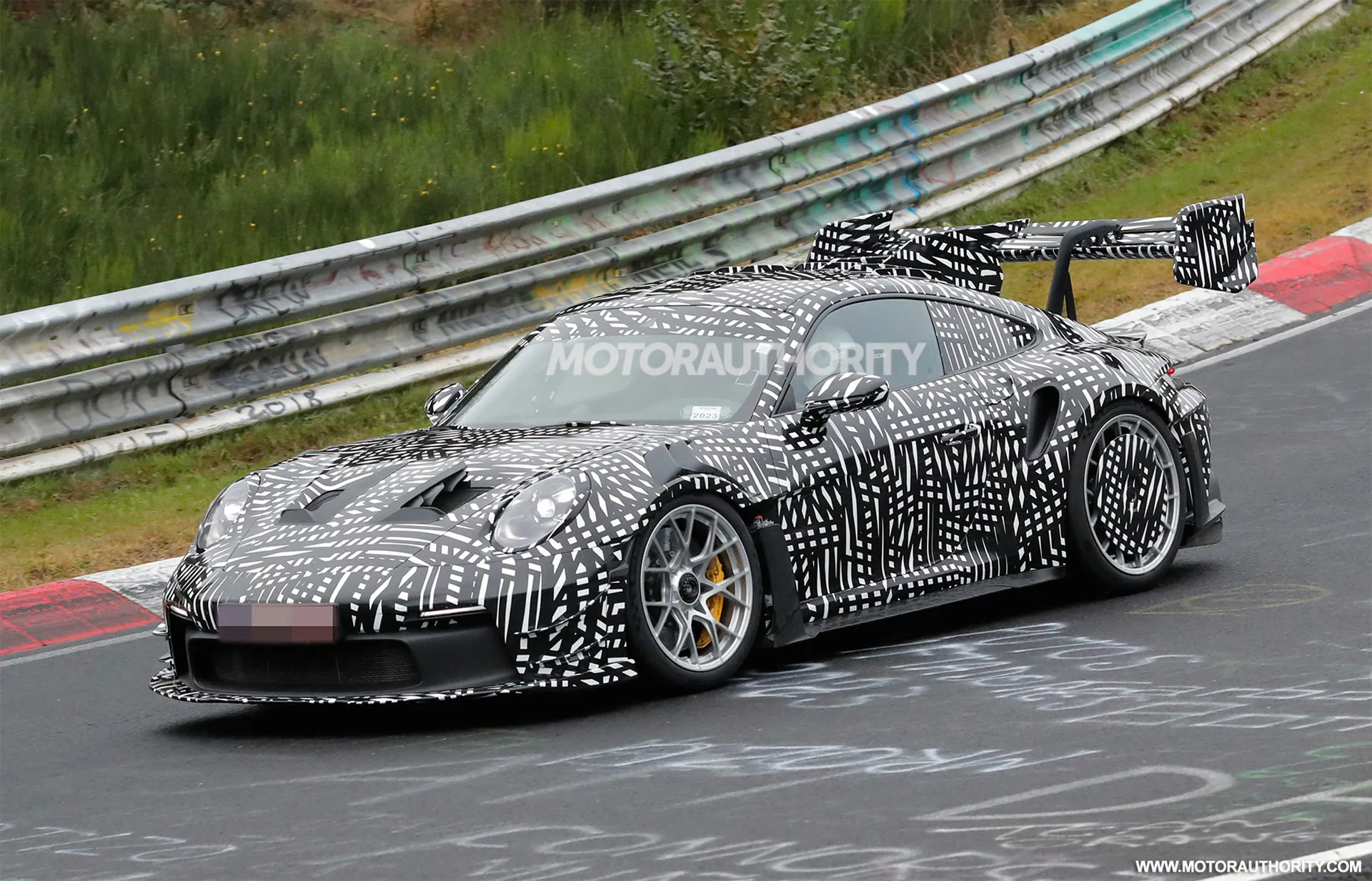 De Porsche 911 GT3 RS MR 2024 wordt verfijnd op de ‘Ring’