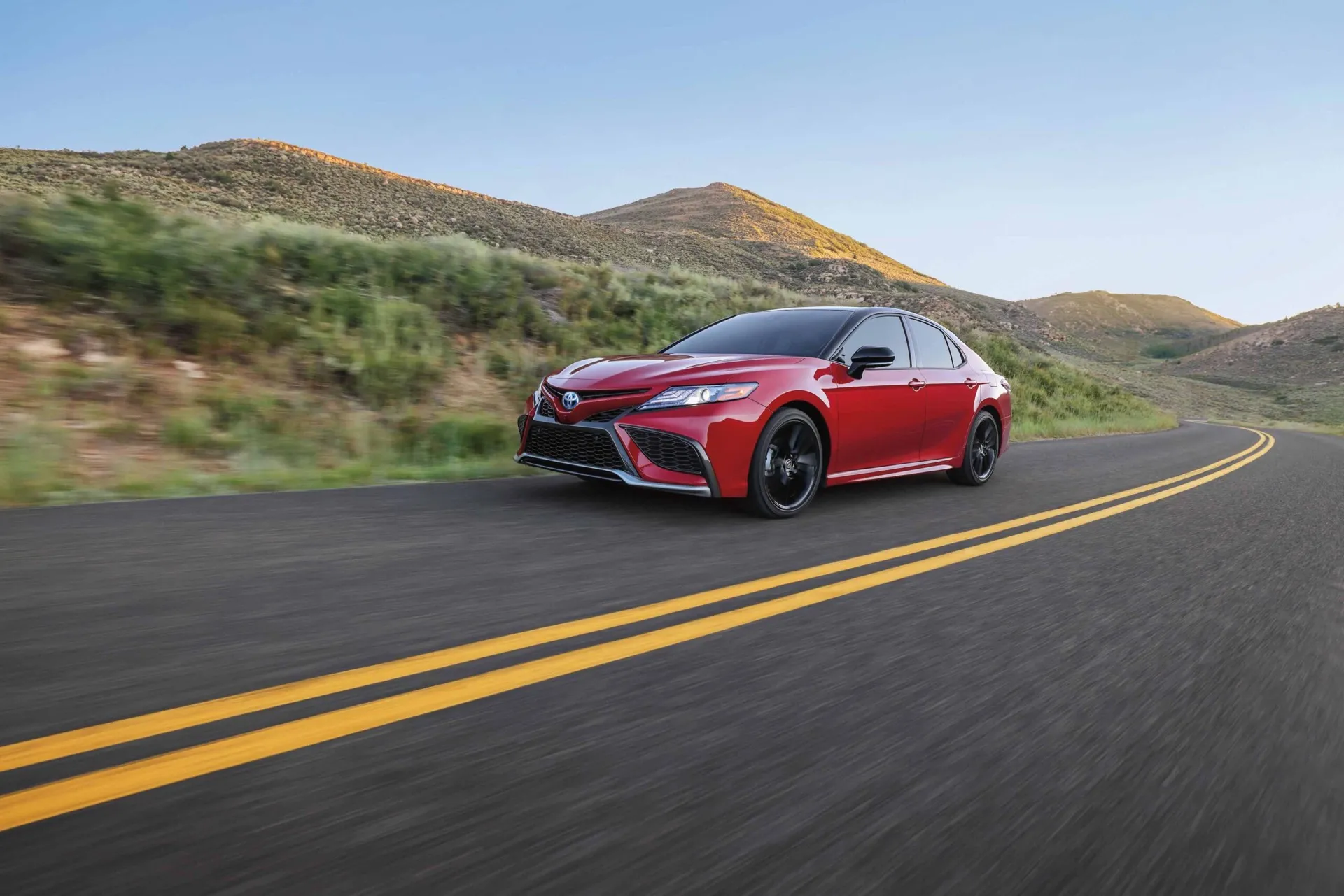 2024 Toyota Camry costs between 27,515 and 37,940