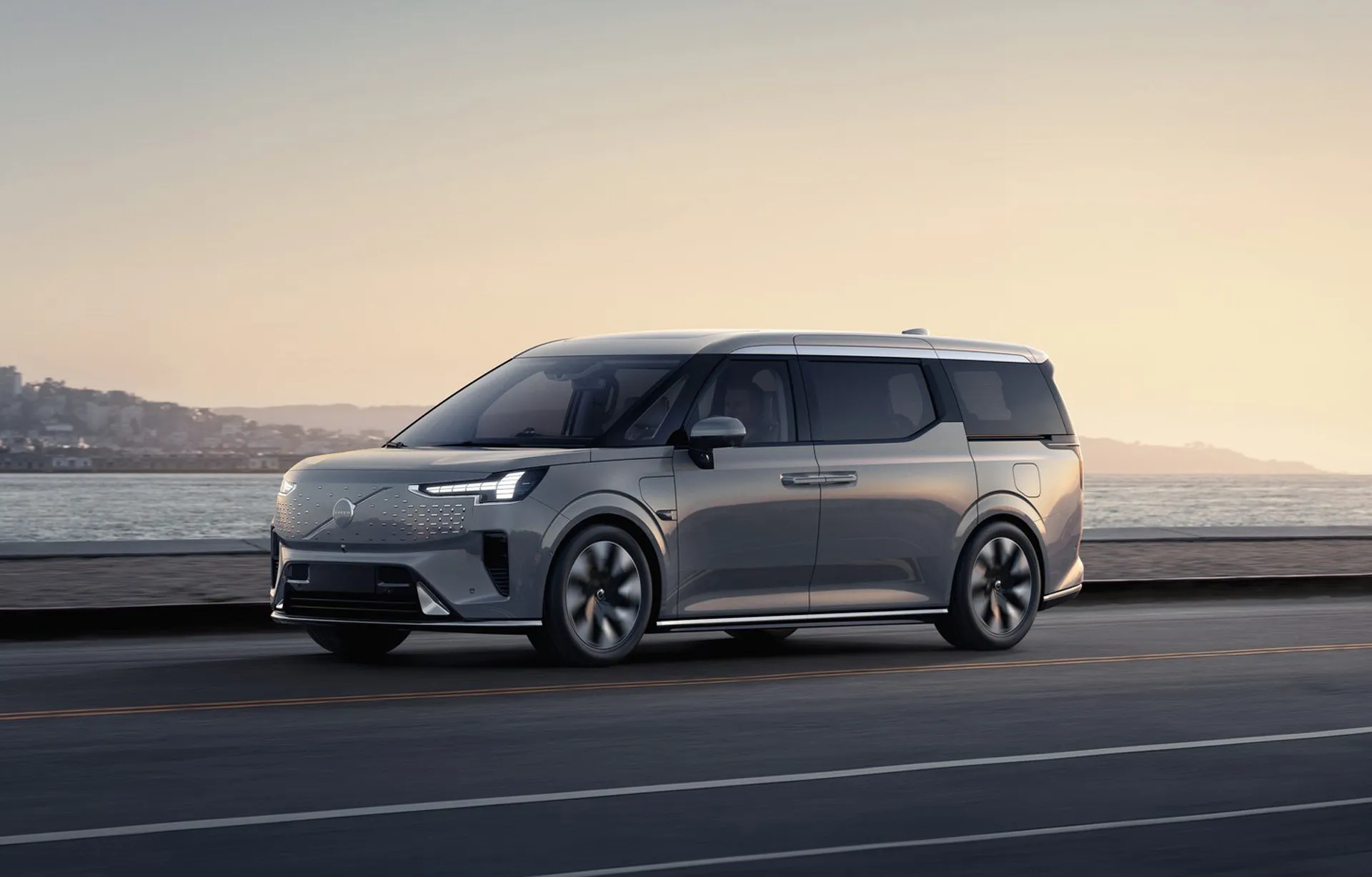 Volvo moves into minivans with electric EM90