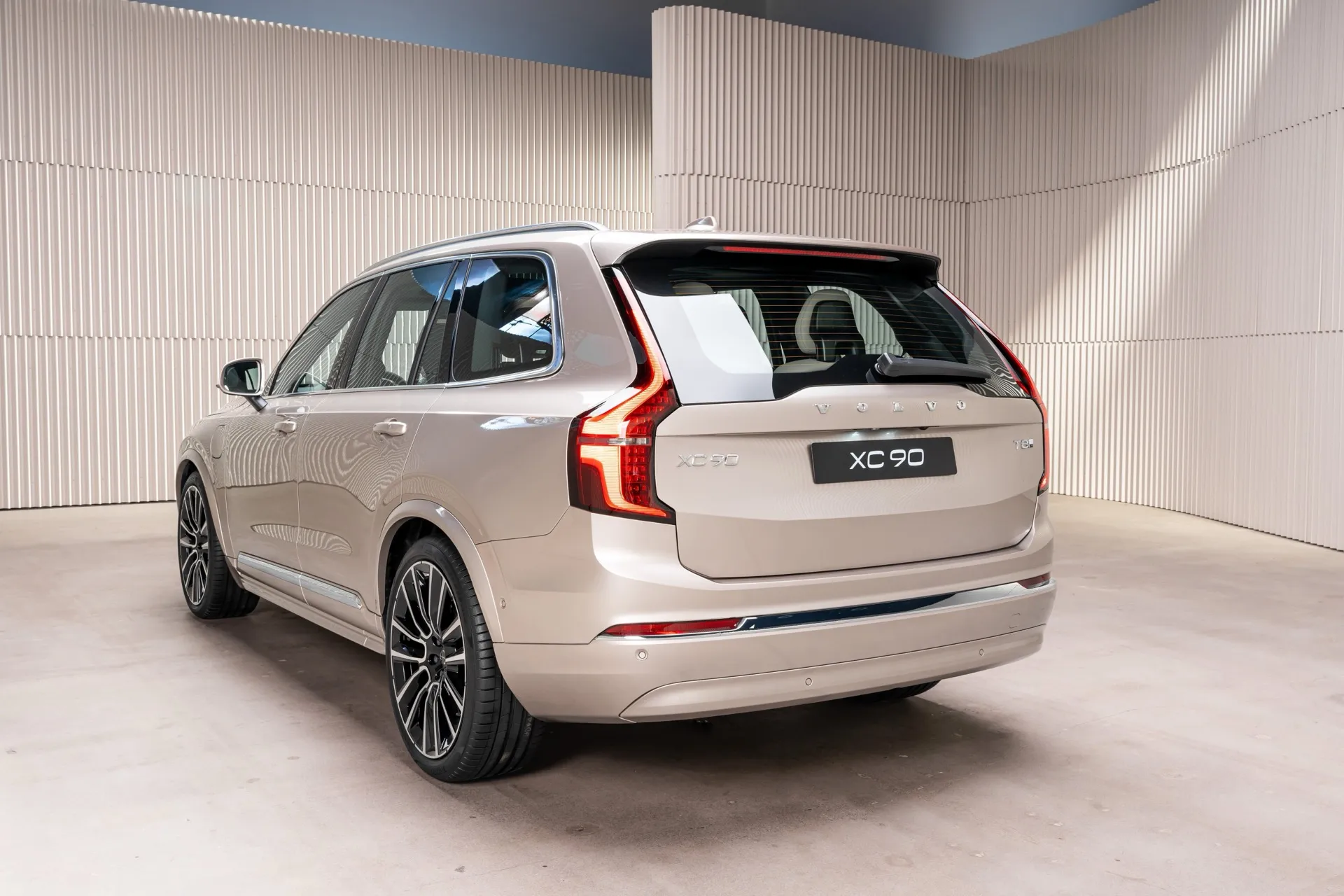 2025-5-volvo-xc90_100941479_h.webp