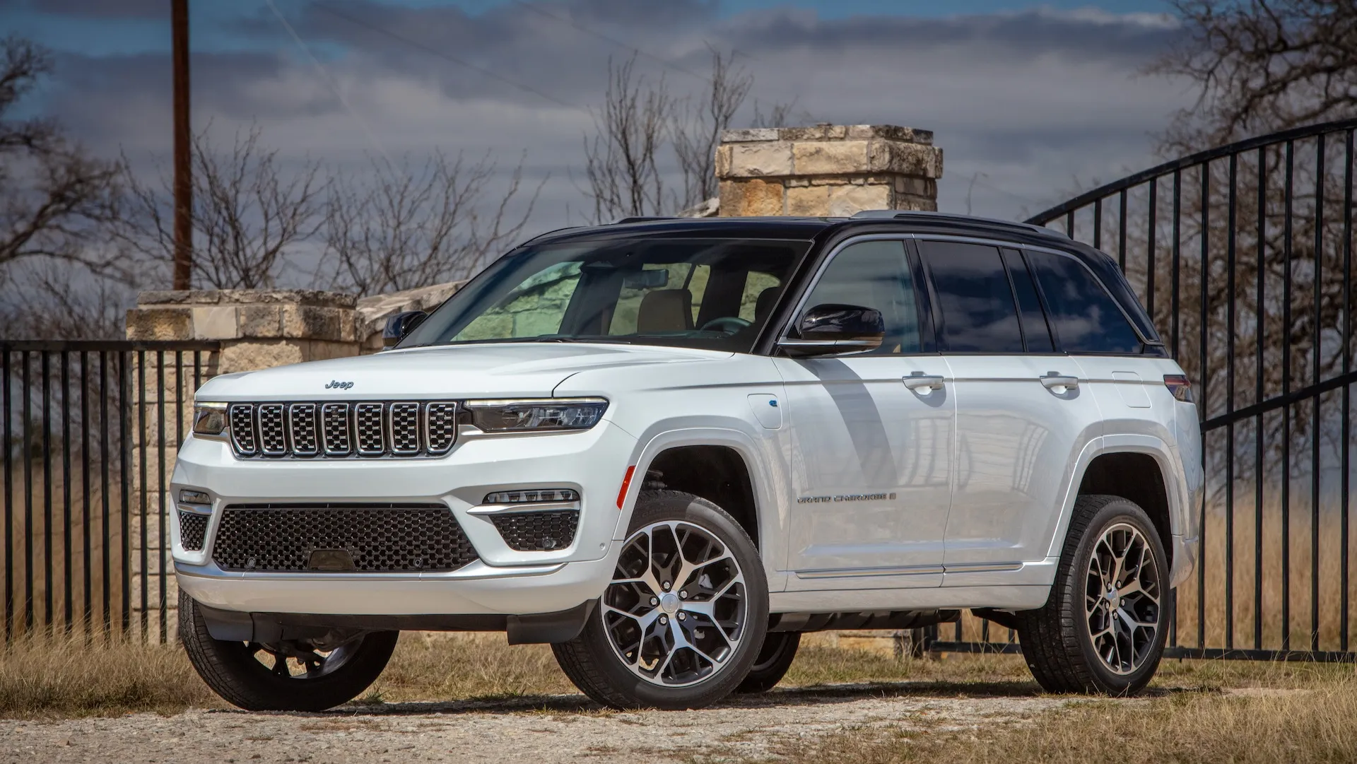 2025 Jeep Grand Cherokee 4xe PHEV carries forward for ,285