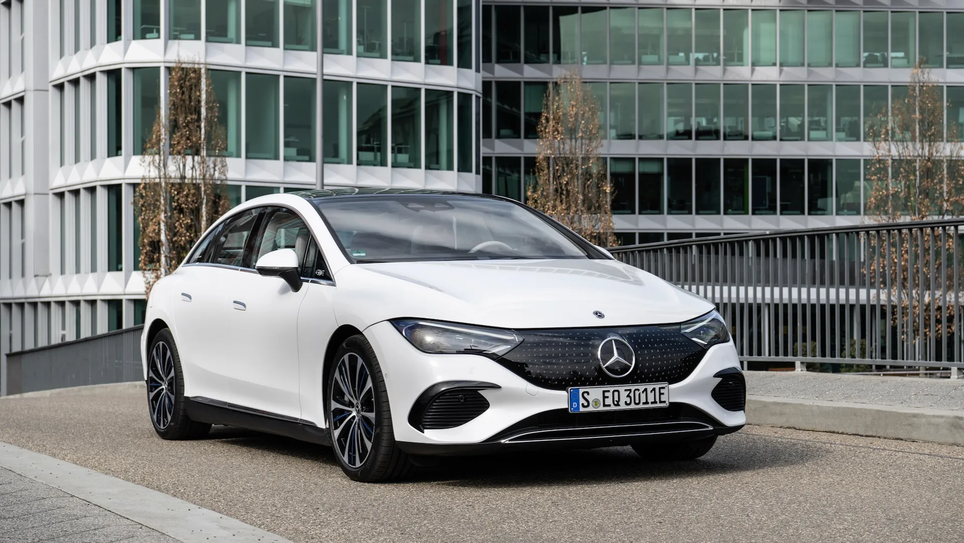 2025 Mercedes-Benz EQE gets more range, bigger battery