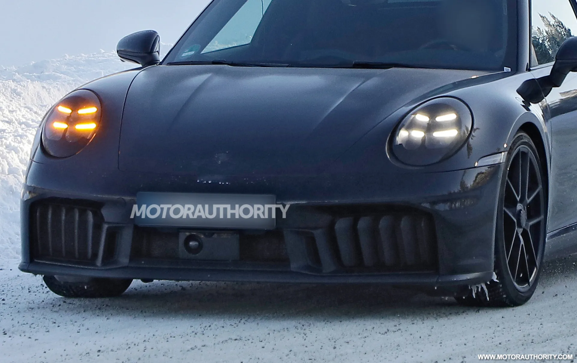 2025 Porsche 911 Targa facelift spy shots - Photo credit: Baldauf