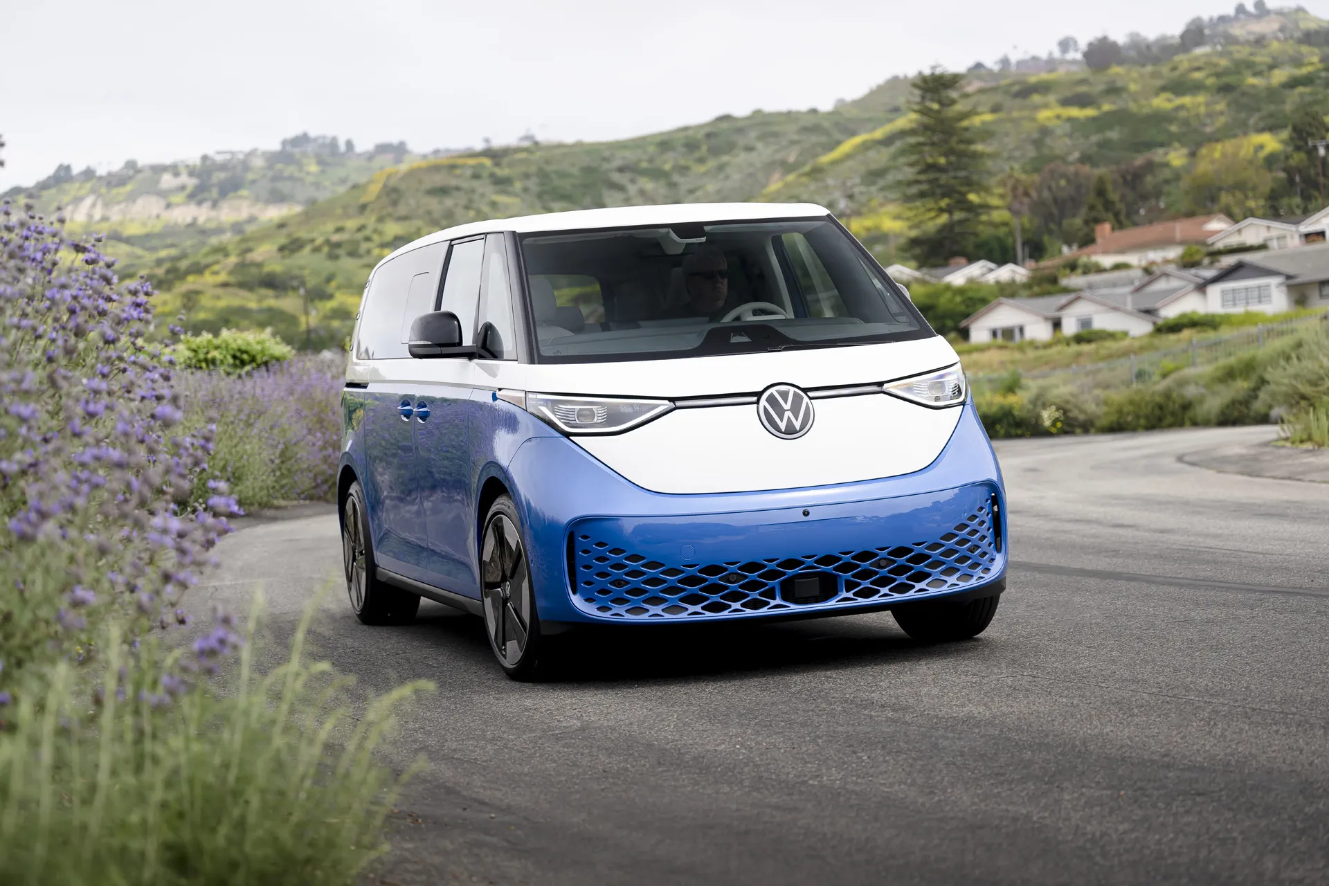 2025 VW ID.Buzz, 2024 Range Rover Sport: Today's Car News