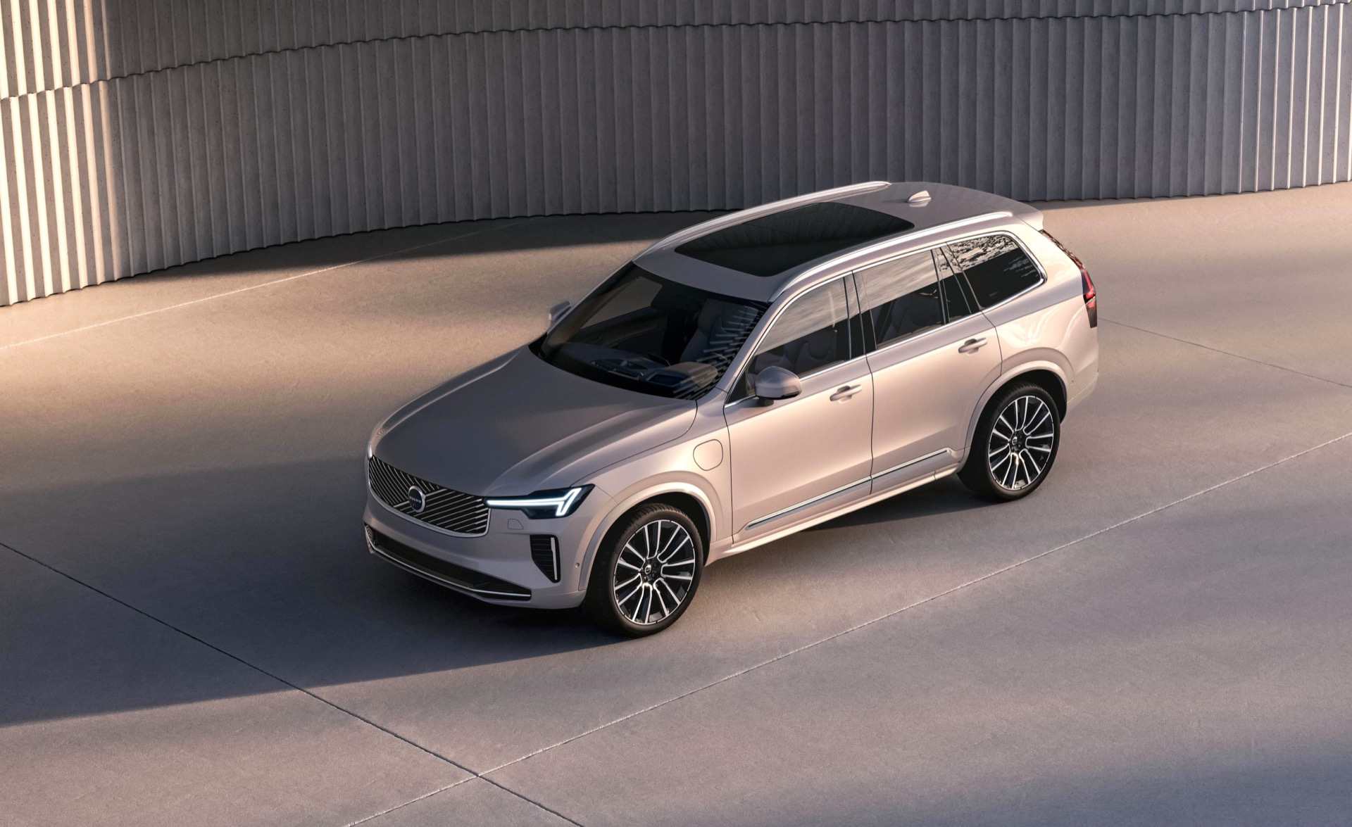 Refreshed SUV follows EVs, renews PHEV push