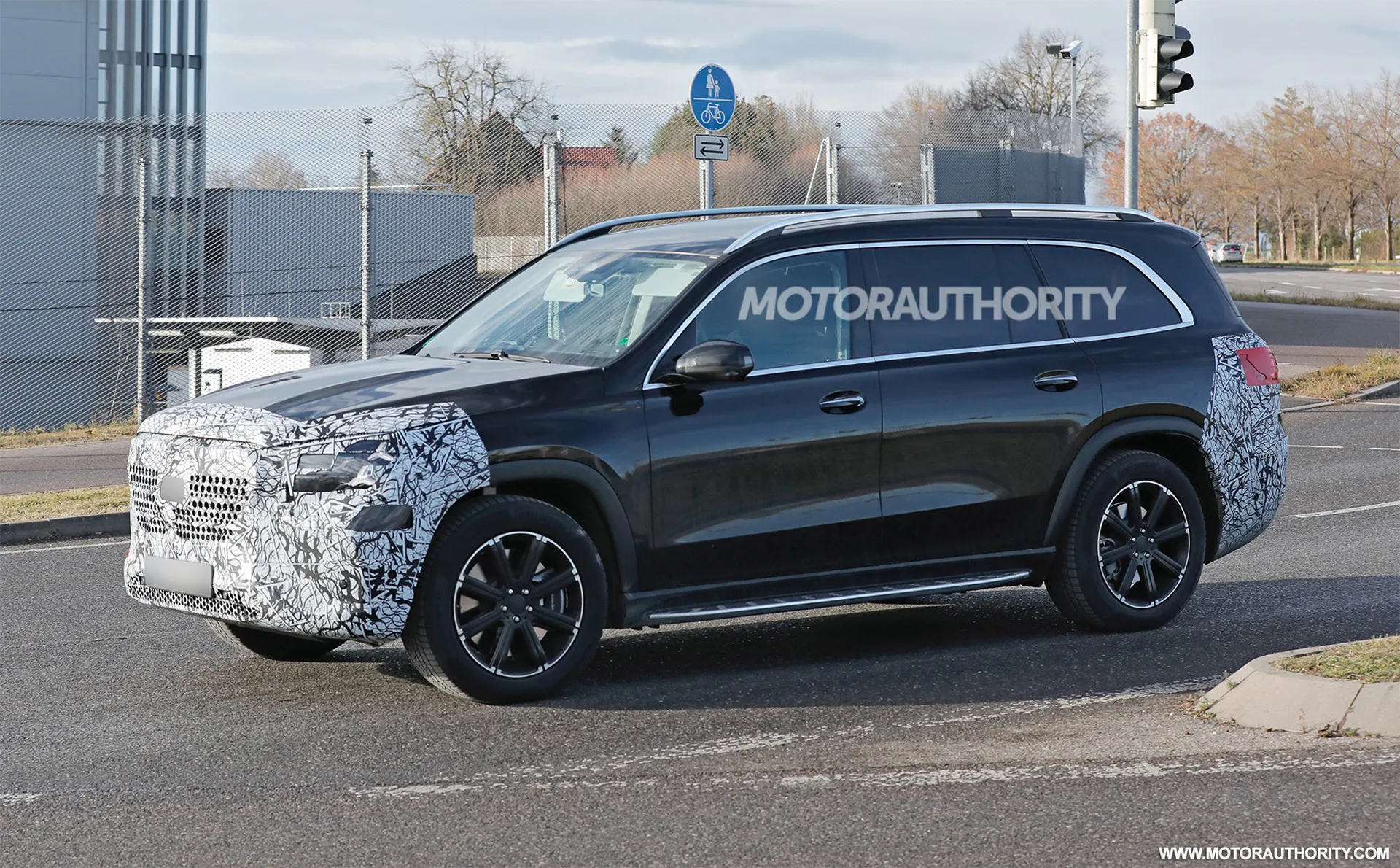 2027-mercedes-benz-gls-class-facelift-spy-shots--photo-via-baldauf_100954003_h.webp