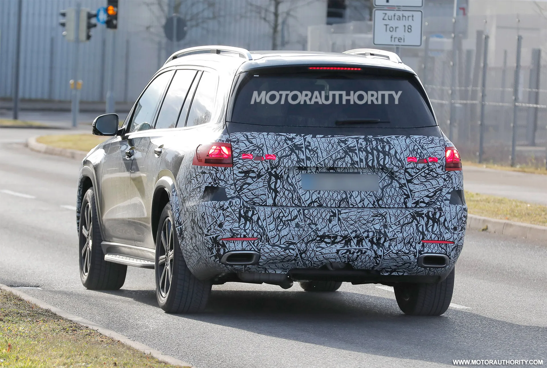 2027-mercedes-benz-gls-class-facelift-spy-shots--photo-via-baldauf_100954009_h.webp