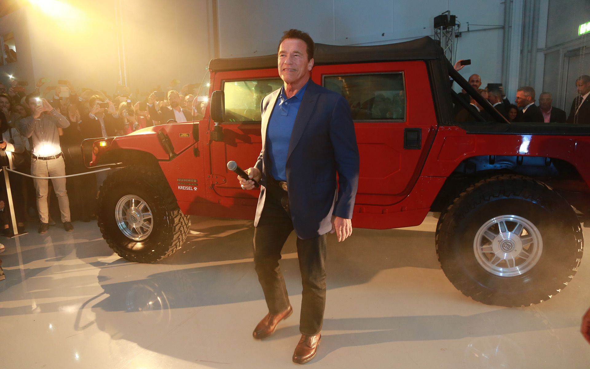 Schwarzenegger is “kicking gas” and taking names in EVadvocacy short