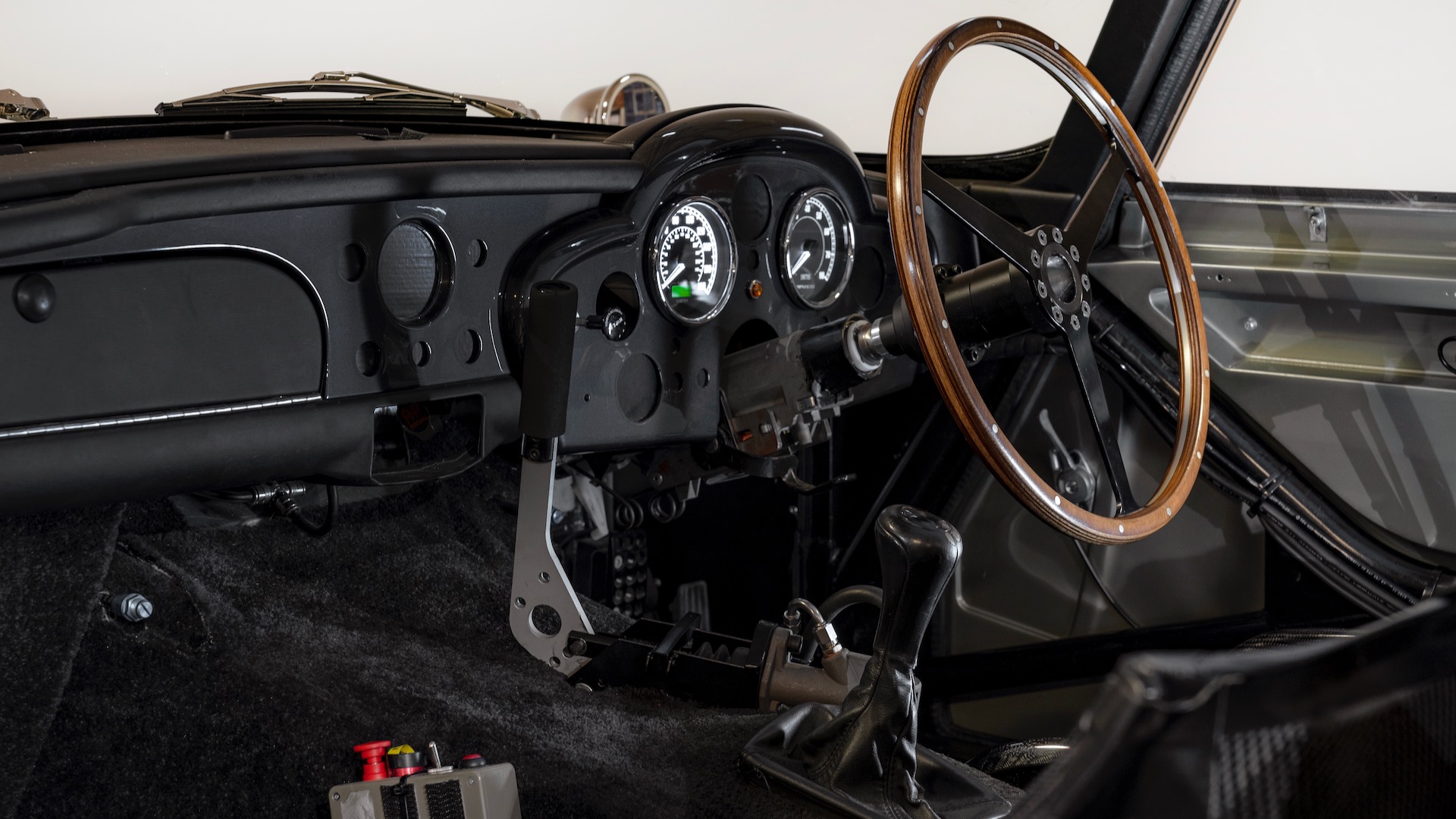 RARE ASTON MARTIN DAIYA à clé Stunt CAR Mechanical Turn Over Mad - Collection