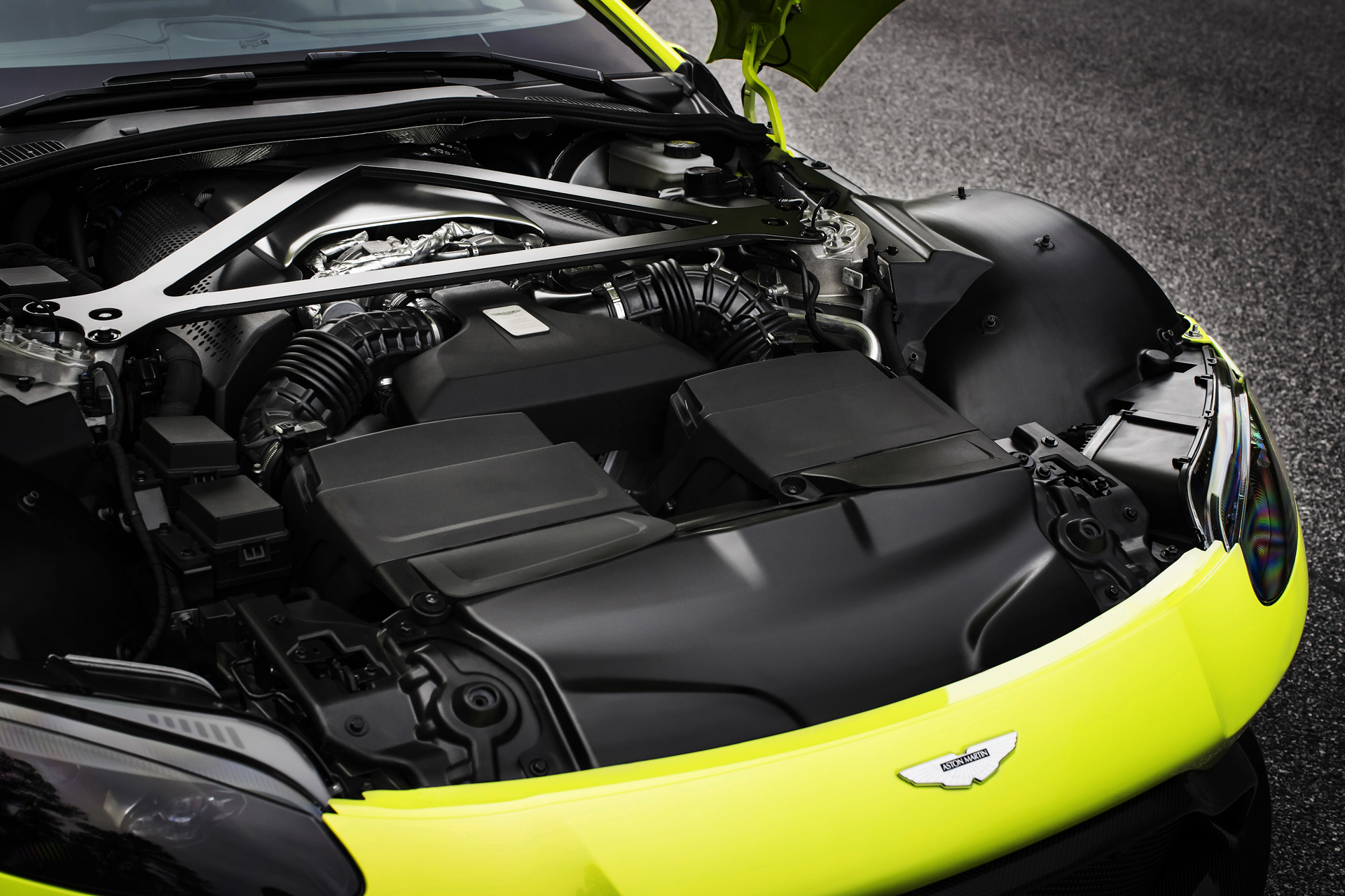 ASTON MARTIN V8 VANTAGE MANUAL REVIEW visual data 3
