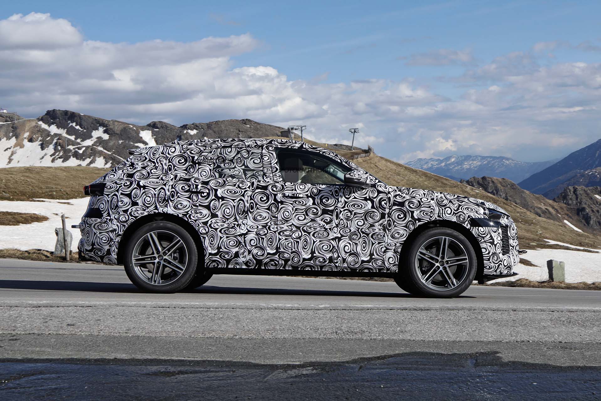 Audi Q5 spy shots, BMW 3.0 CSL production: Car News Headlines Auto Recent