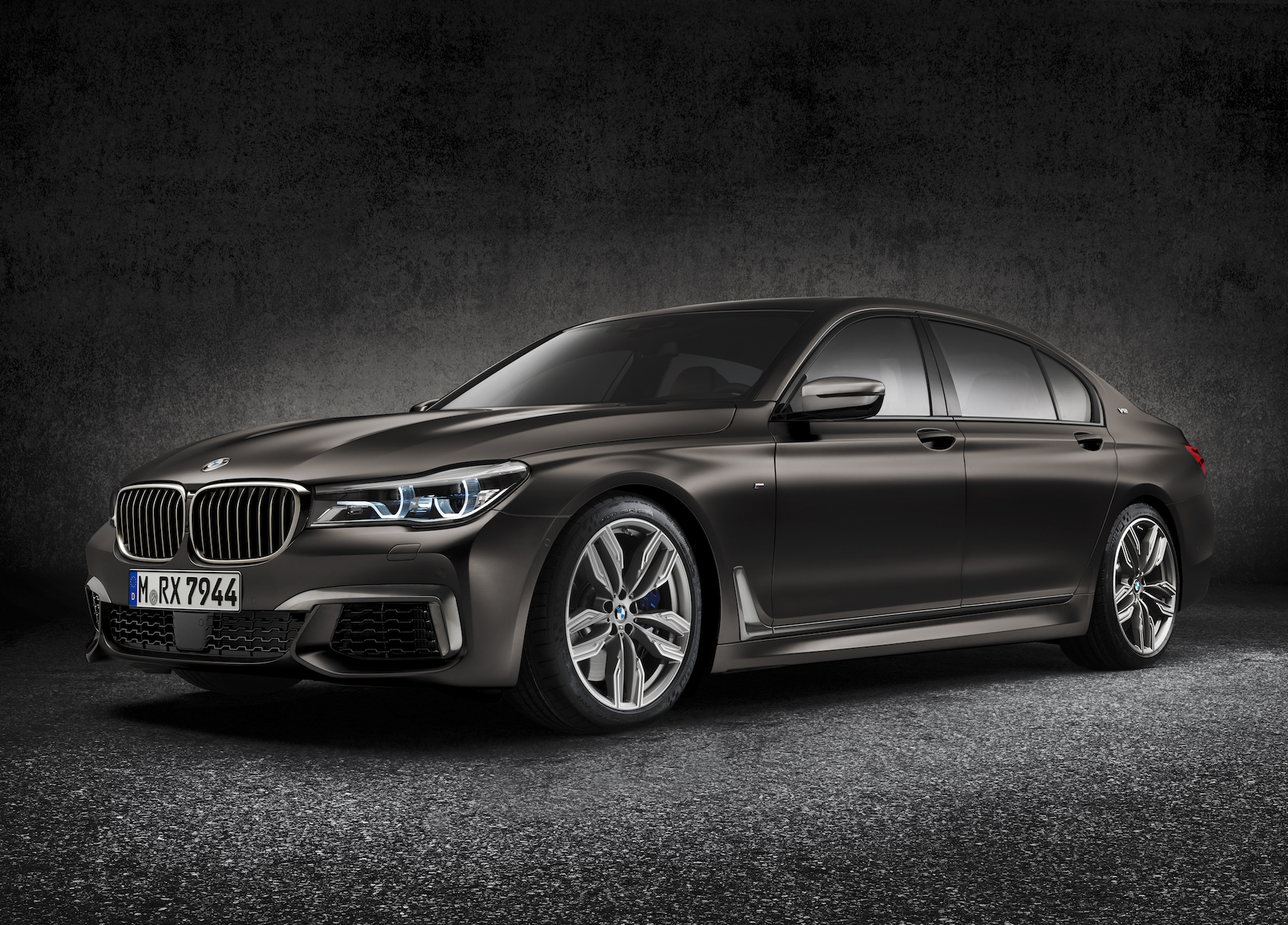 Bmw 7 Series Gets V 12 Powered M Performance Model