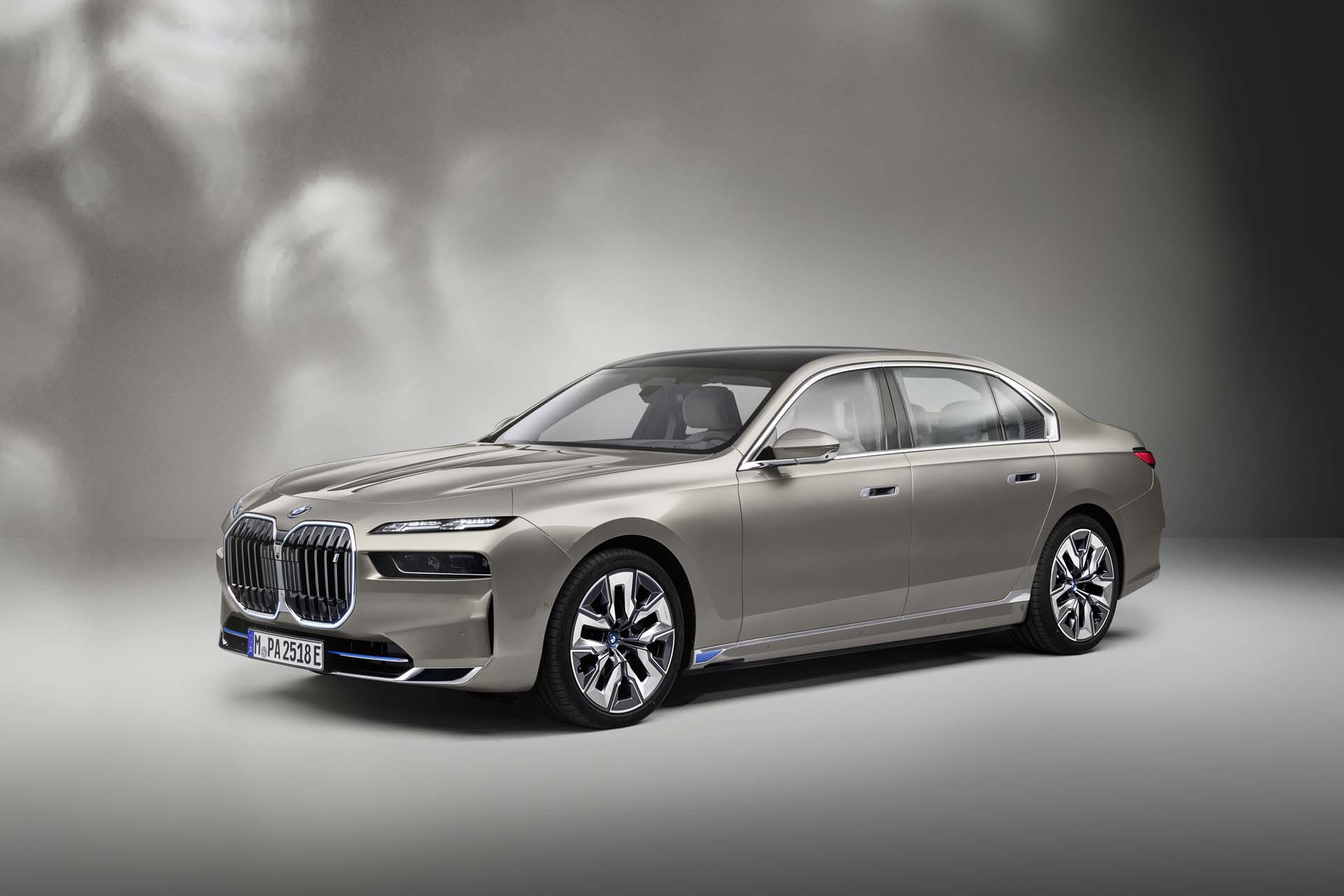 2023 BMW i7 luxurious electrical sedan guarantees 536 hp, 300 miles of