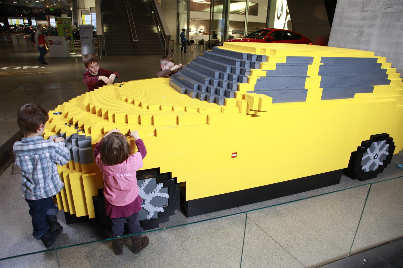 Bære hente smeltet Kids Use 165,000 Bricks To Build World's Largest LEGO BMW X1
