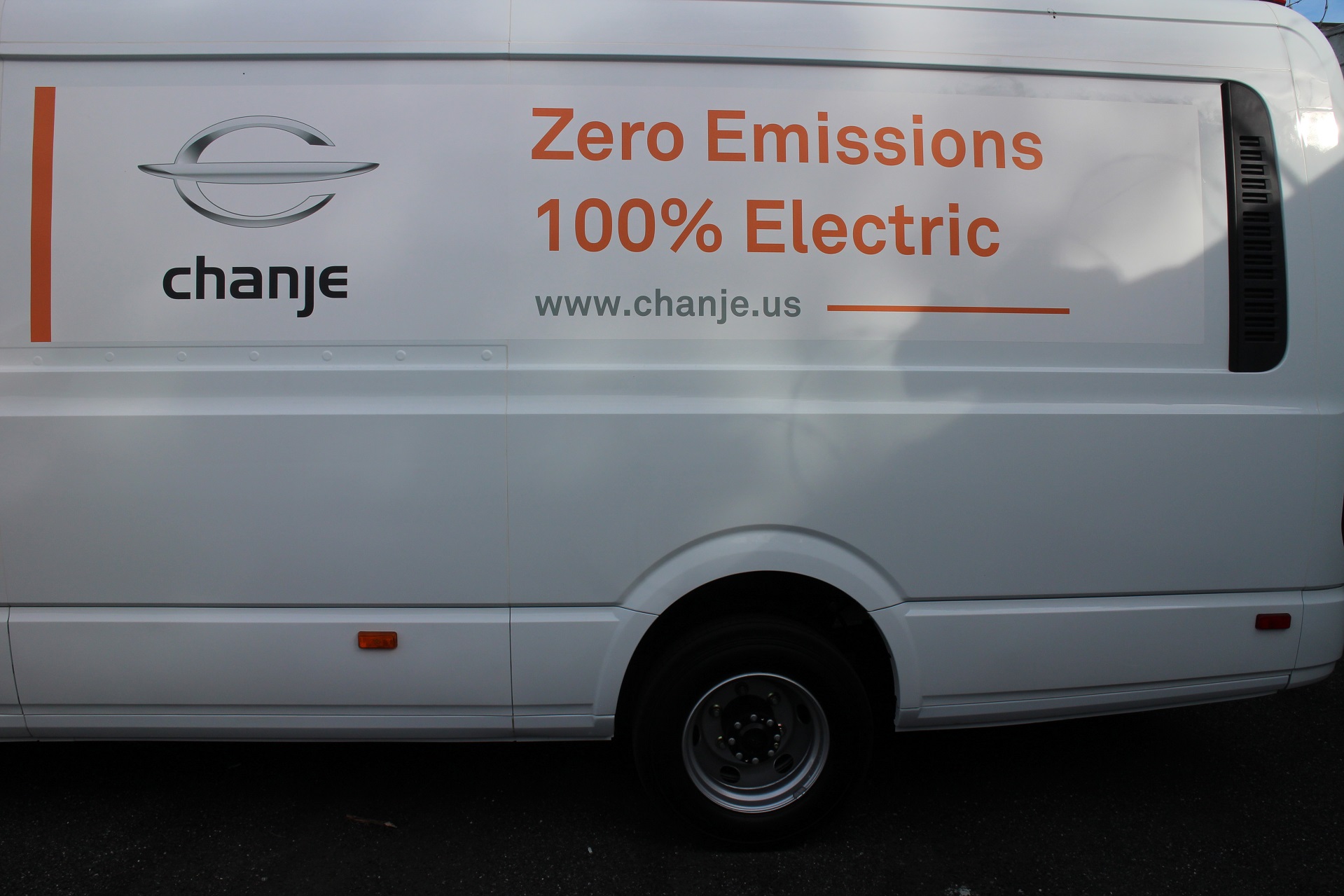 Driving a Chanje electric electric cargo van: very big, far better than ...