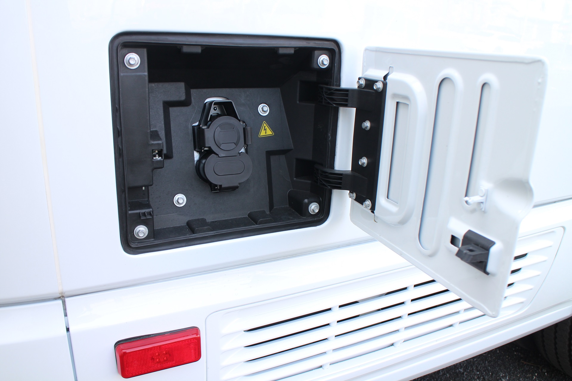 Driving a Chanje electric electric cargo van: very big, far better than ...