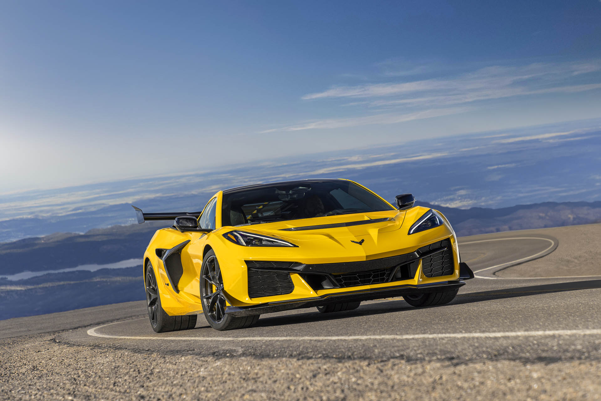 Chevrolet Corvette 2025 mempertahankan harga dasarnya tidak berubah, dan menambahkan ZR1