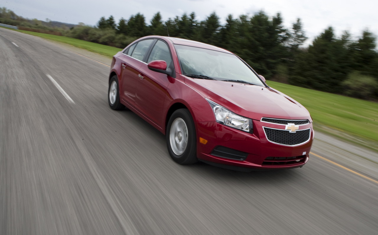 Как правильно шевроле. Chevrolet Cruze вишнёвый. Шевроле 2011. Шевроле Круз бордовый. Шевроле Круз универсал бордовый.