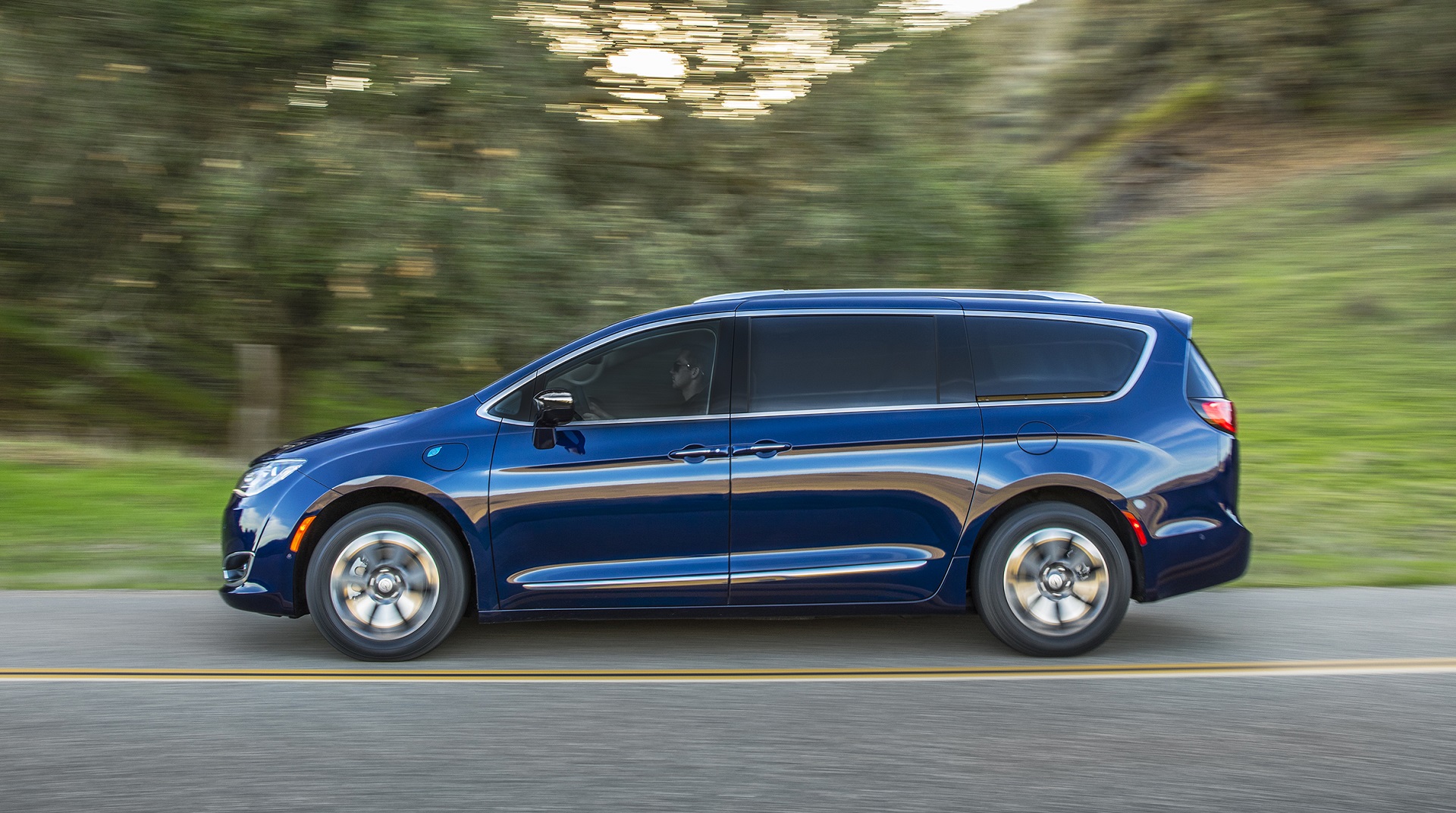 2018 Chrysler Pacifica Hybrid Review, Ratings, Specs ...