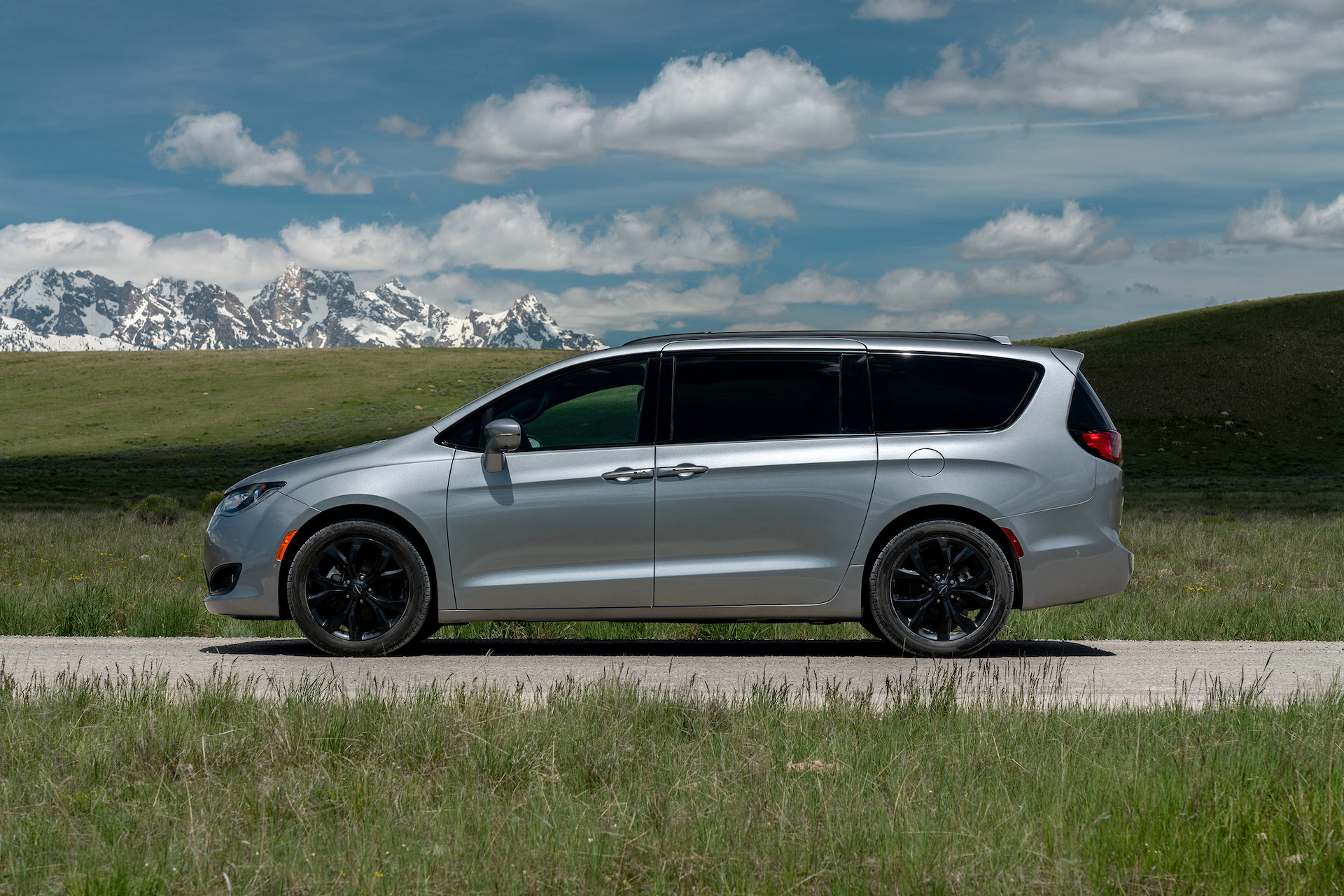 Review update 2020 Chrysler Pacifica Hybrid makes family life easier