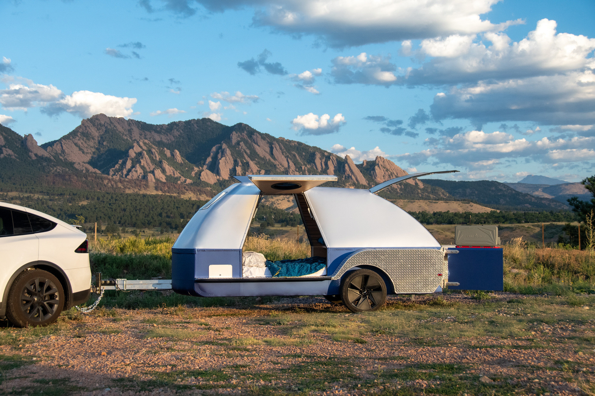 Teardrop camping trailer boosts EV driving range—with lots of batteries on board