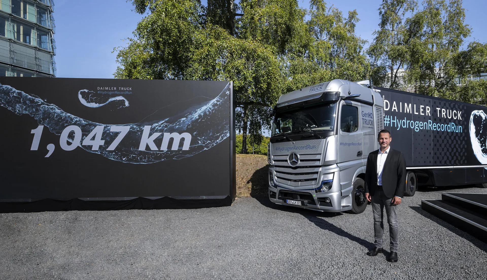 Nguyên mẫu xe tải GenH2 của Daimler Truck di chuyển 650 dặm chỉ với một lần đổ đầy hydro