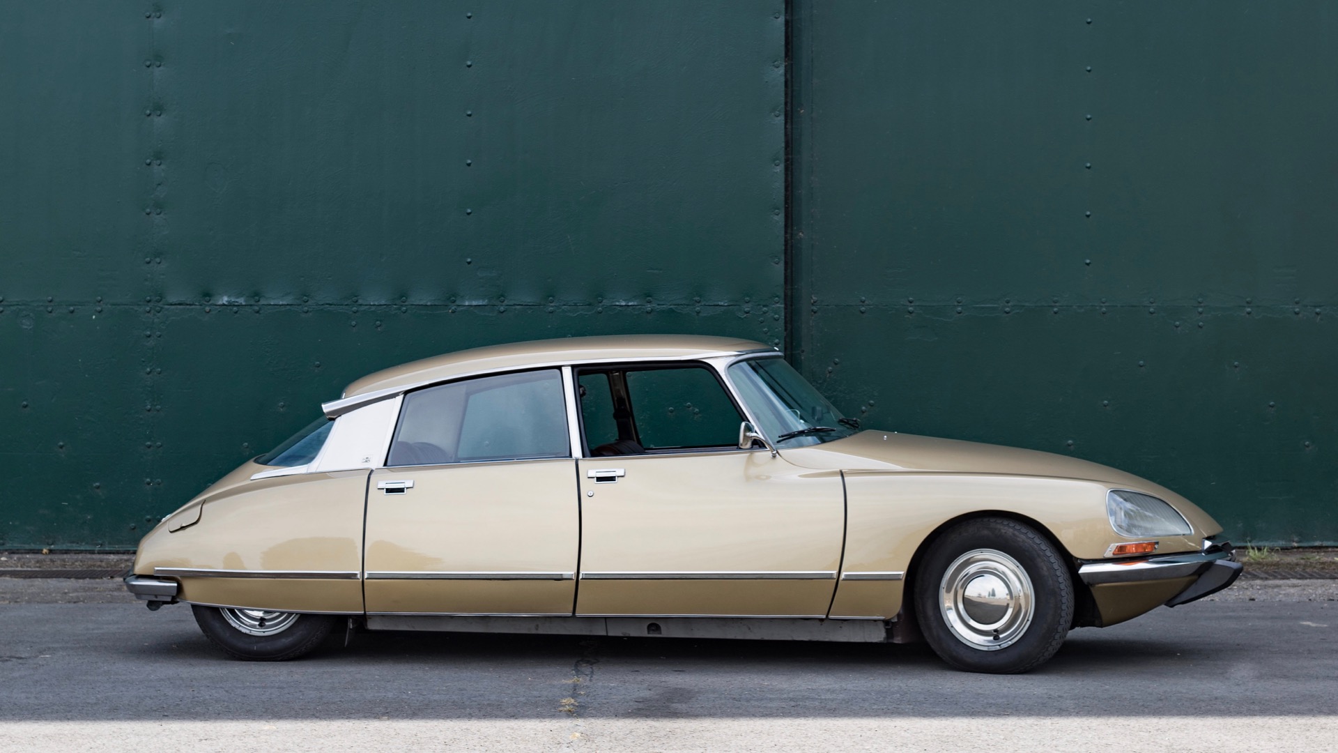 UK agency makes an electrical 1971 Citroen DS Auto Recent