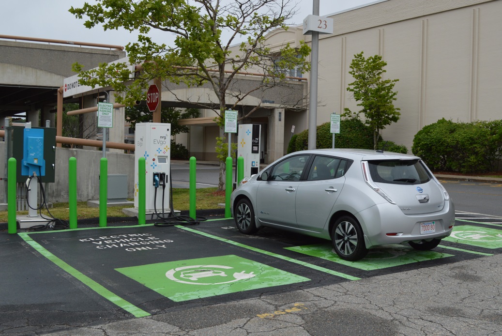 Приложение зарядных станций. Nissan Leaf зеленый. Зарядные станции для электромобилей. Парковка для электромобилей. Зарядка для электромобиля.
