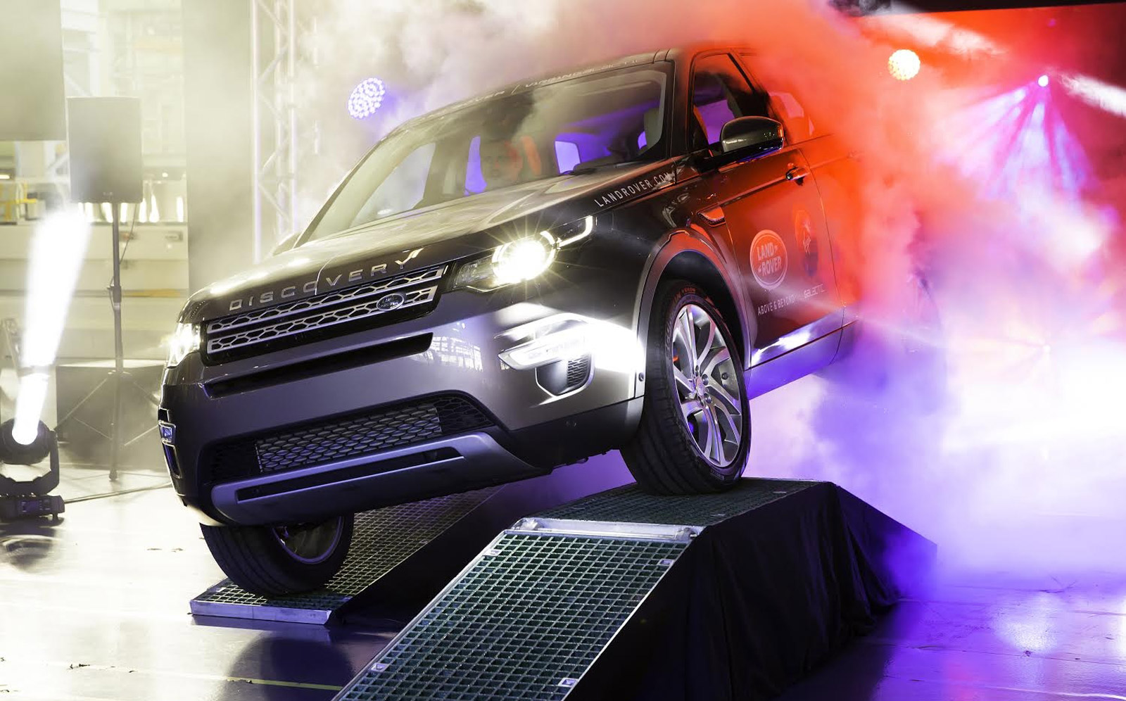 First discovery. Завод Land Rover в Халевуде. ЛР диско спорт 2023 фото. Jaguar Land Rover Halewood. F1 Discovery.