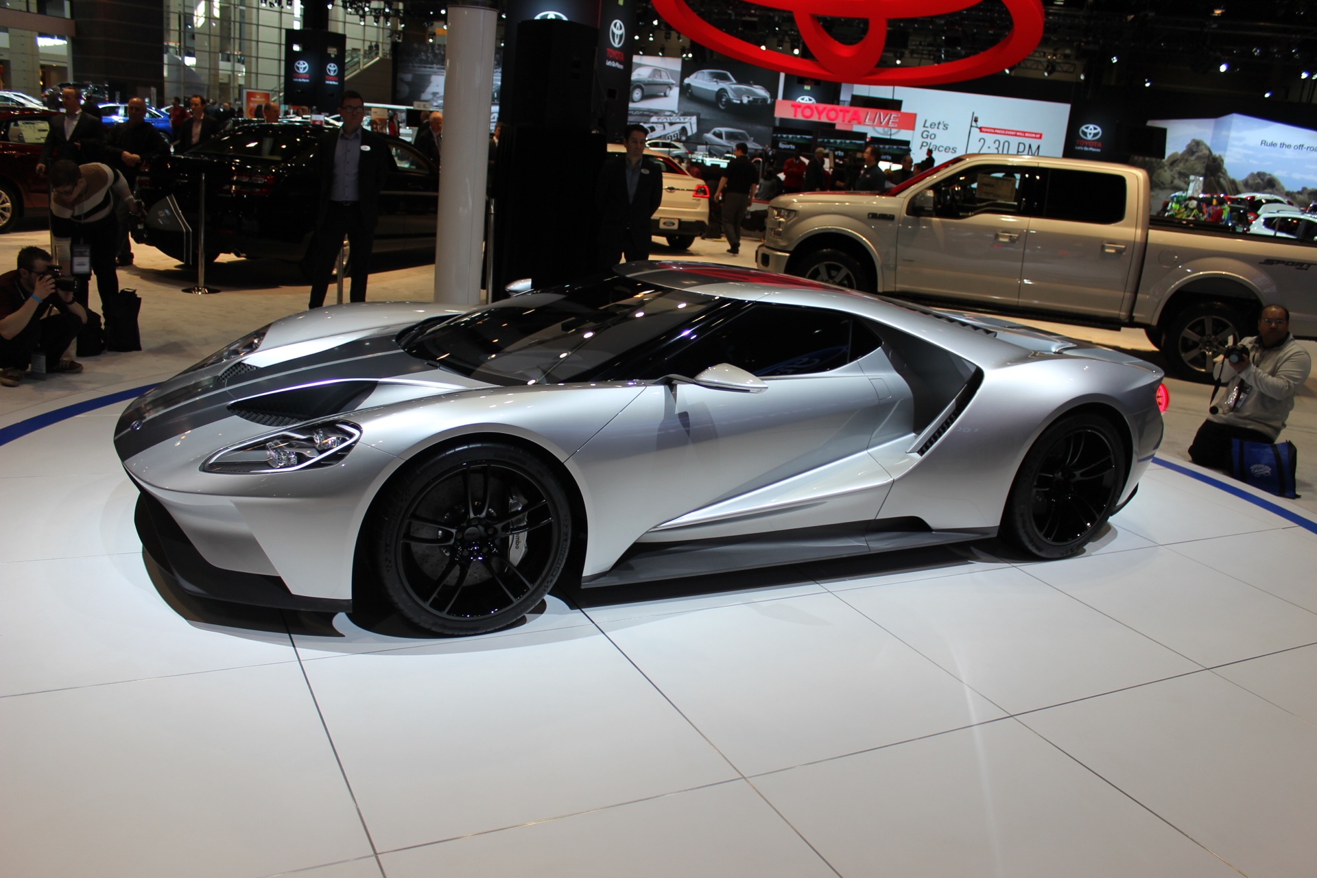 2017 Ford Gt Shows Off Its Curves In Silver At The 2015 Chicago Auto Show