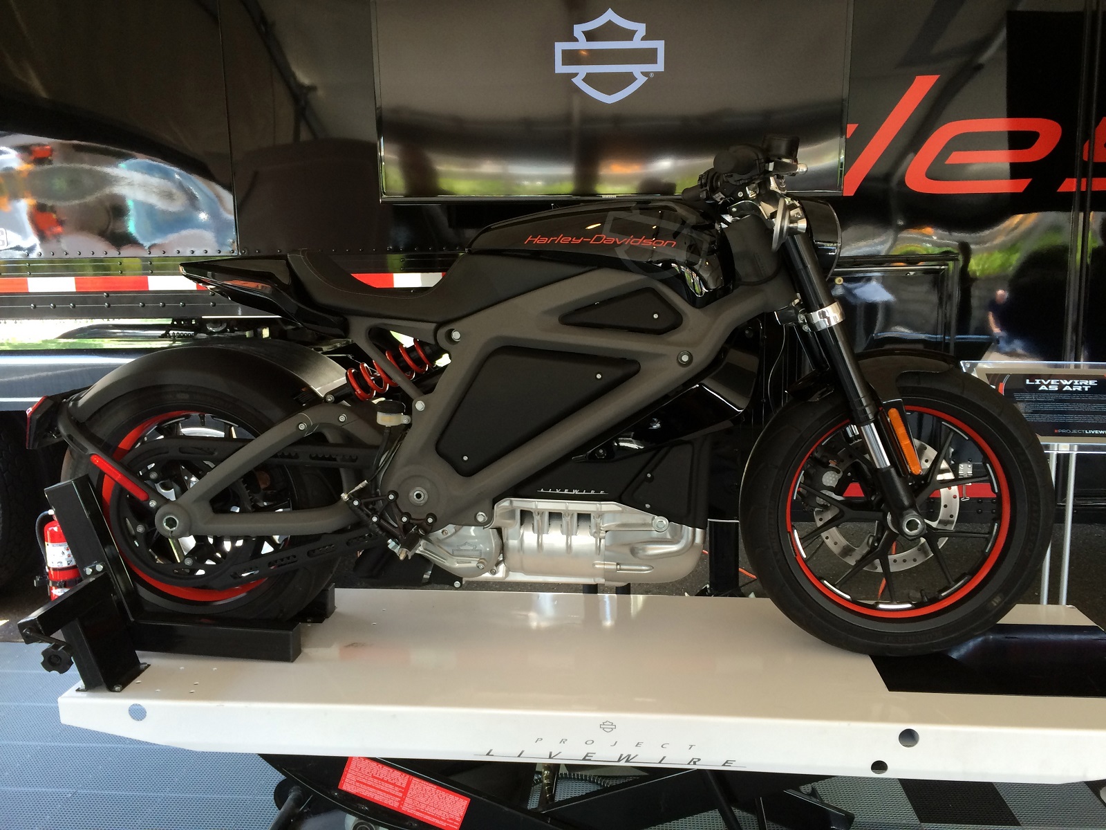 Riding The Harley Davidson Livewire Electric Motorcycle News Video