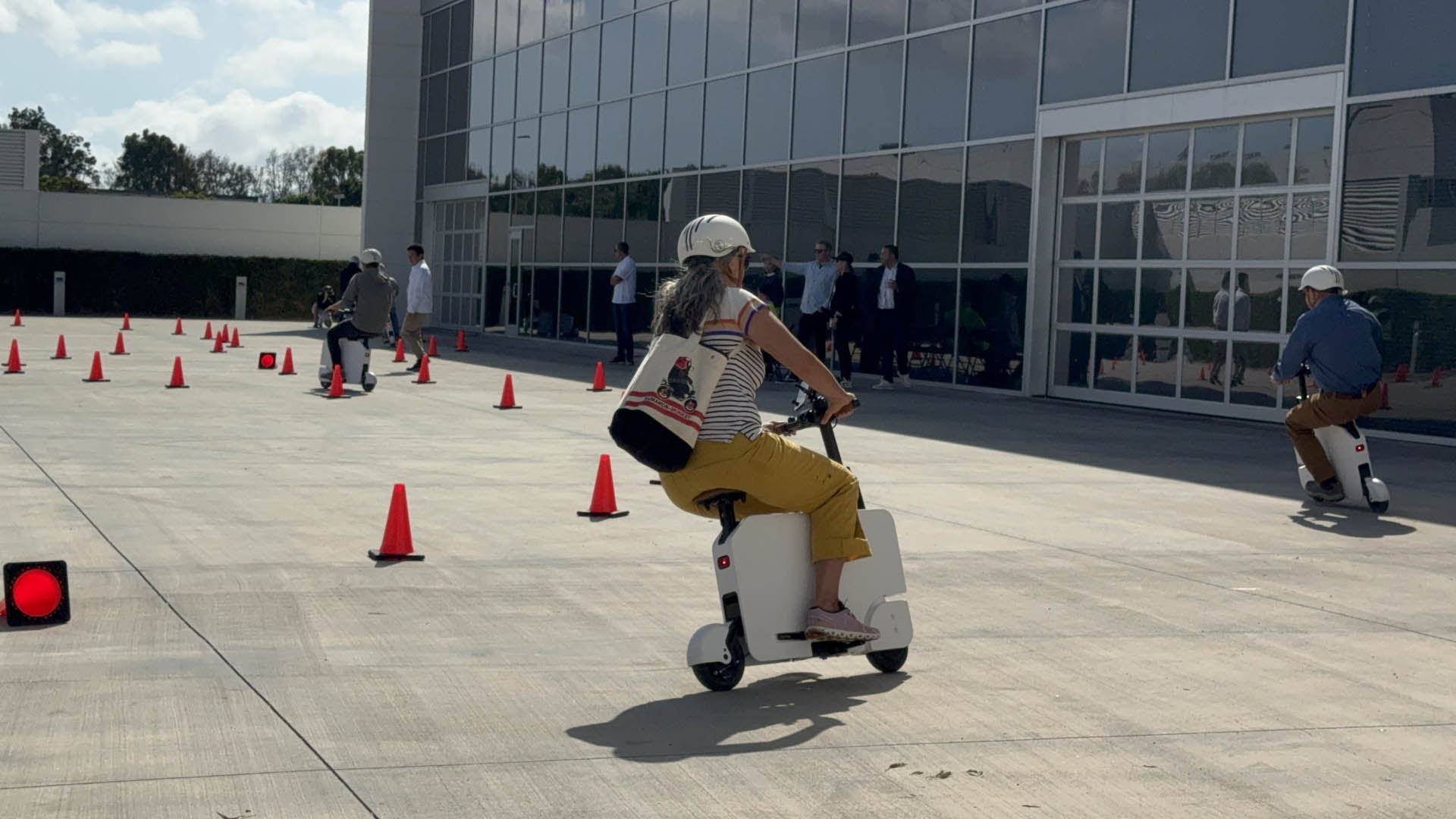 De kleine Honda MotoCompacto e-scooter biedt groot plezier