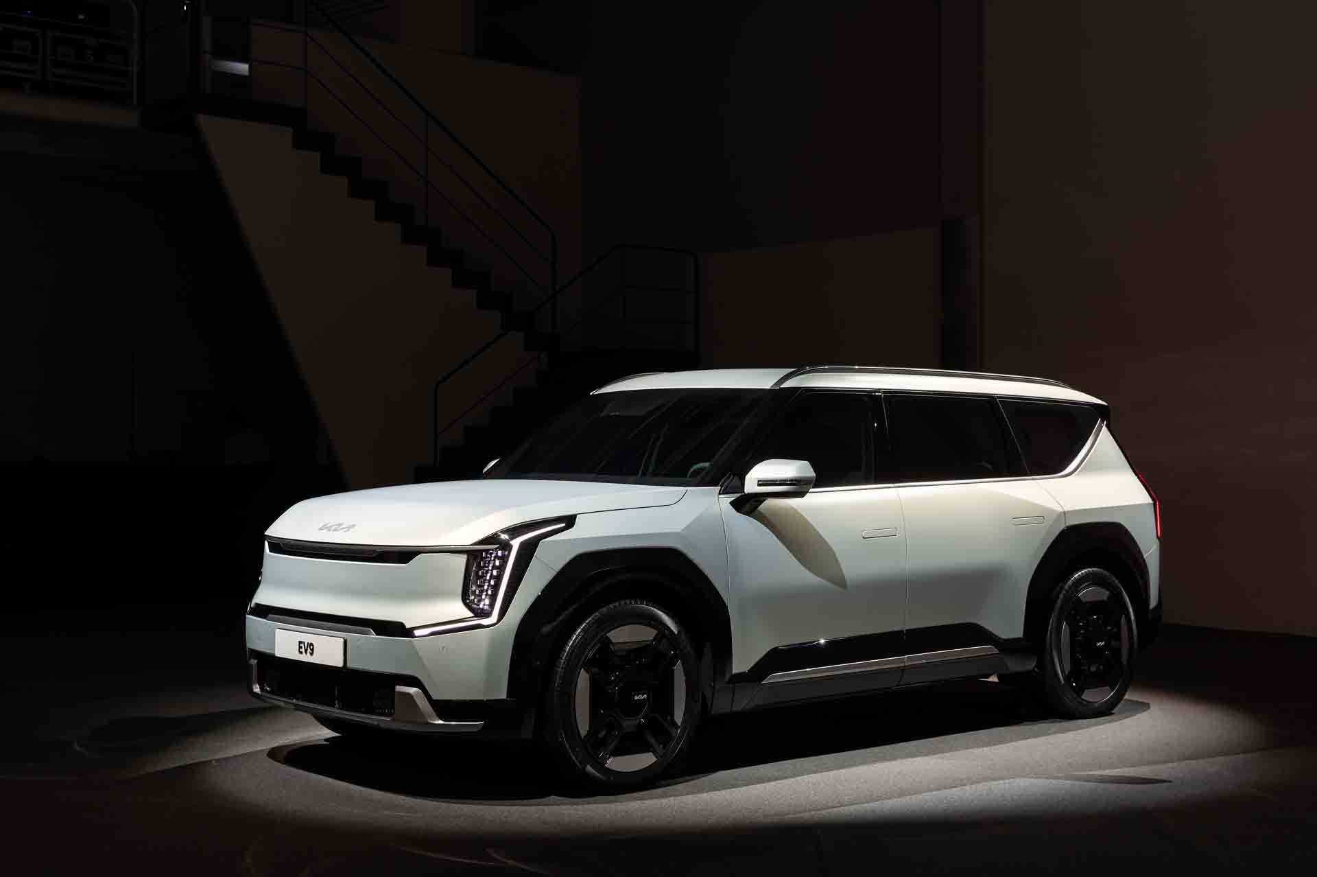 2024 Kia EV9 3row electric SUV squares off with luxury makes Auto