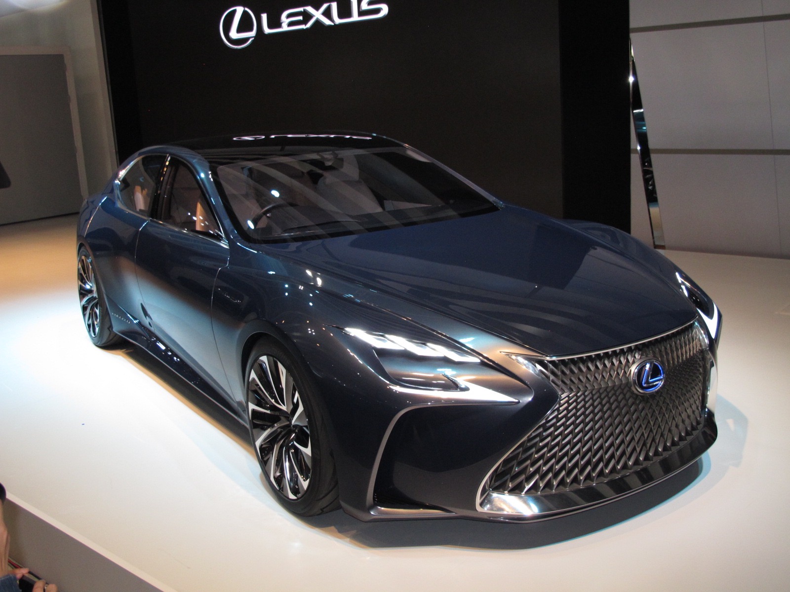 Lexus Fuel Cell Car Likely To Be Based On New Ls Luxury Sedan