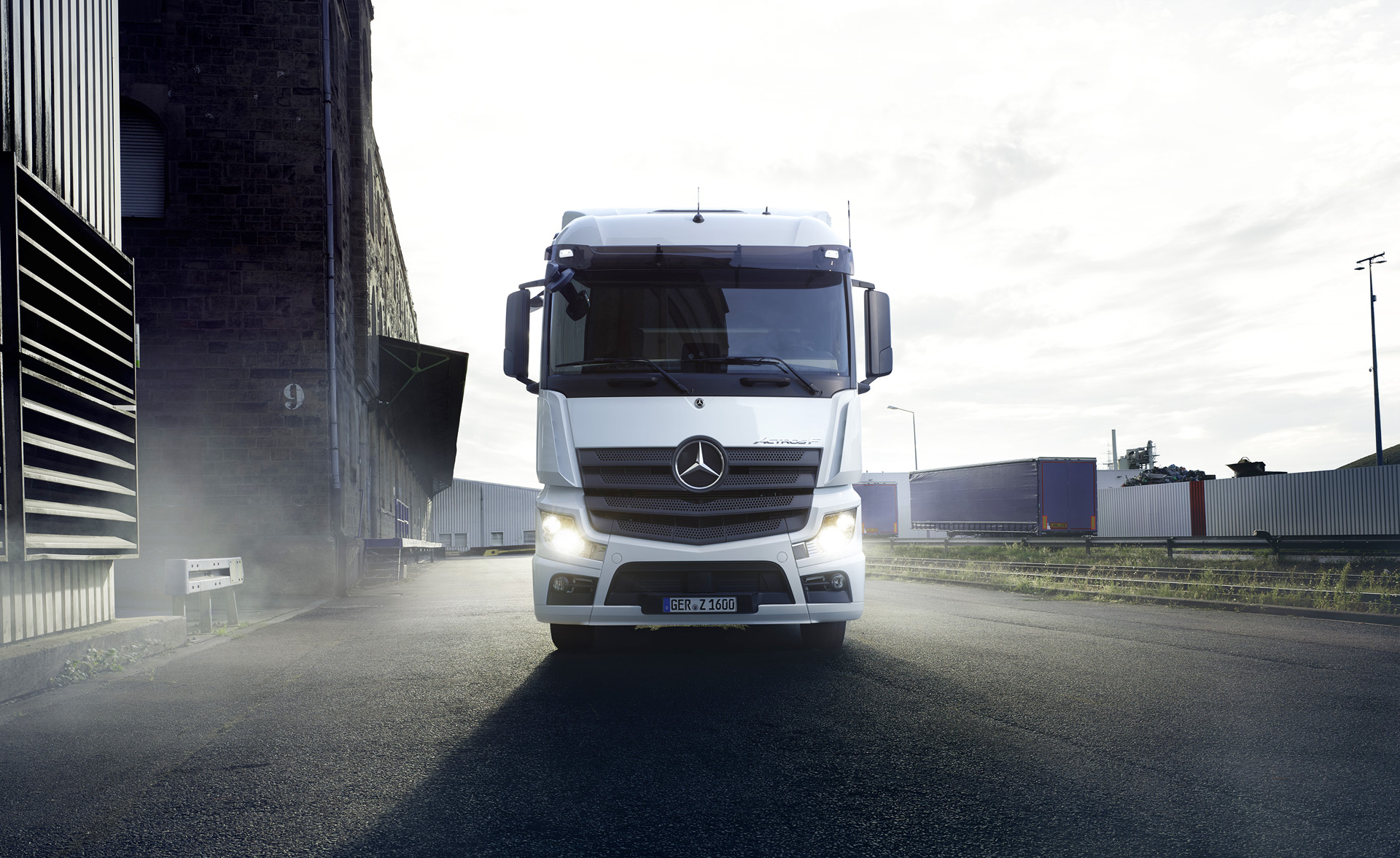 Daimler to rebrand as Mercedes-Benz, spin off truck division