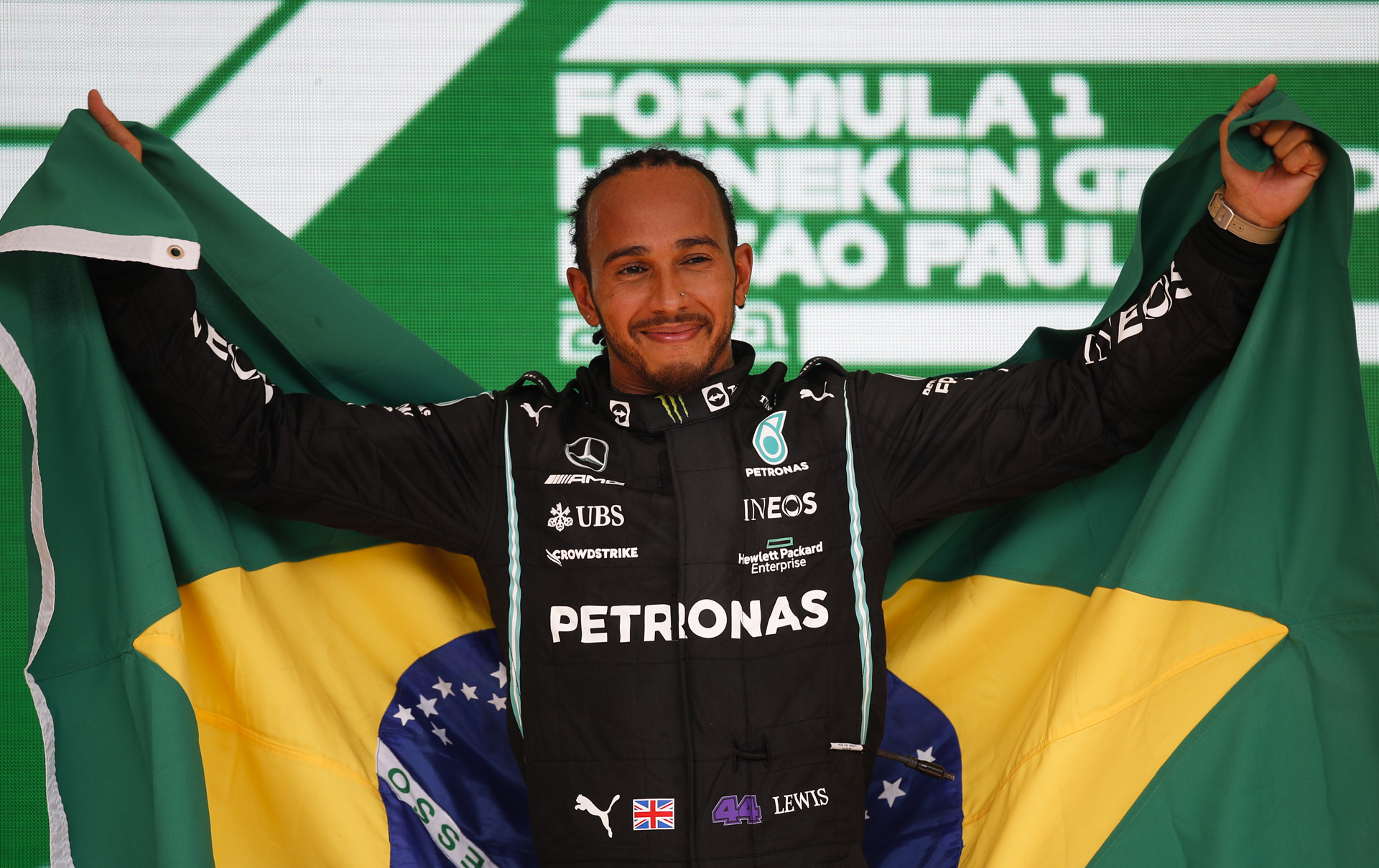 Mercedes F1 team signs Lewis Hamilton for 2 more years