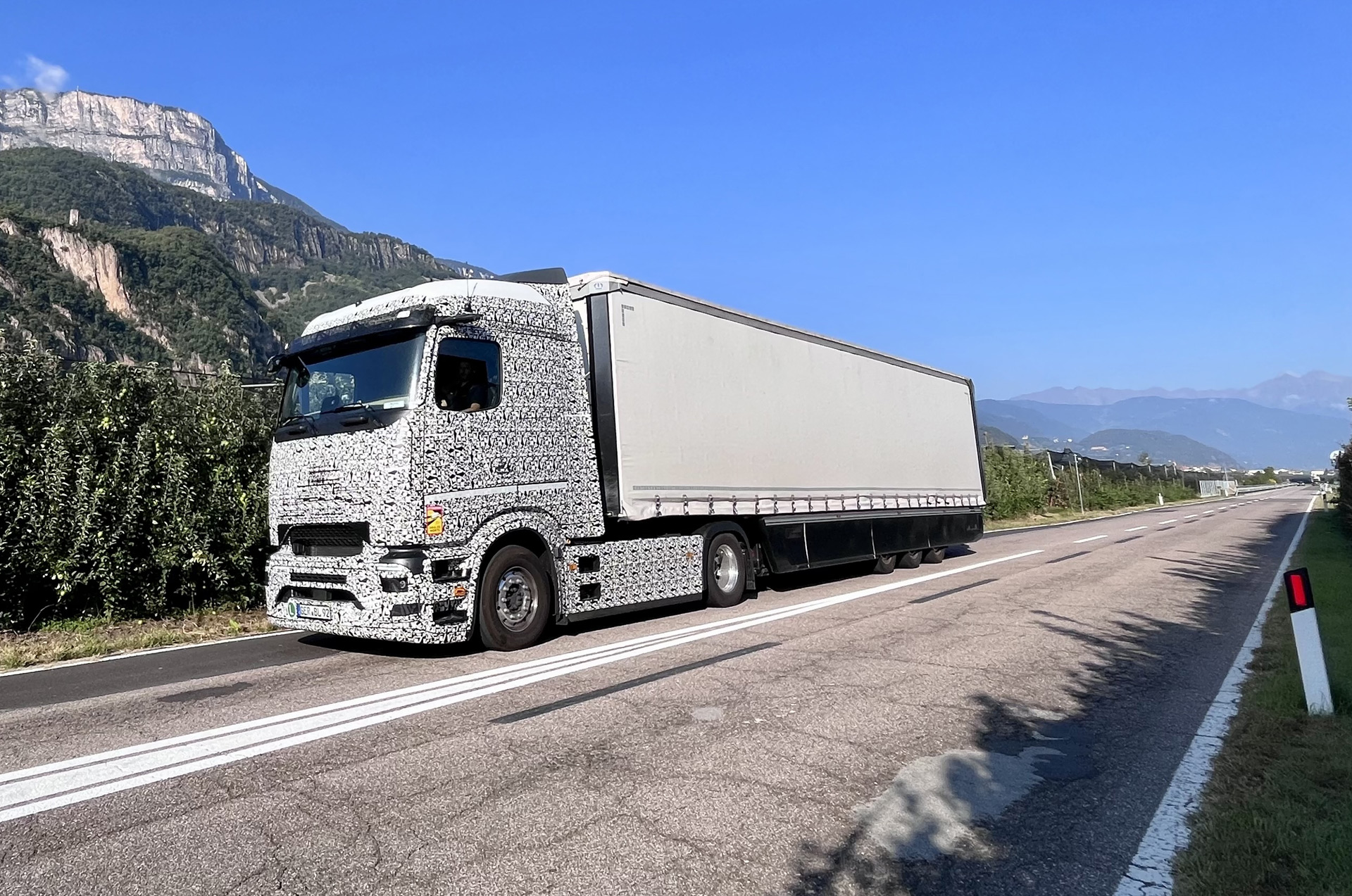 Mercedes eActros electric semi hits 330 miles with full load Auto Recent