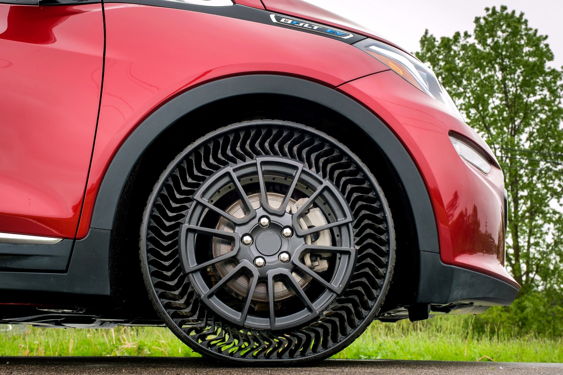 No Puncture No Pressure GM Could Offer Airless Michelin Tire In 2024 EV