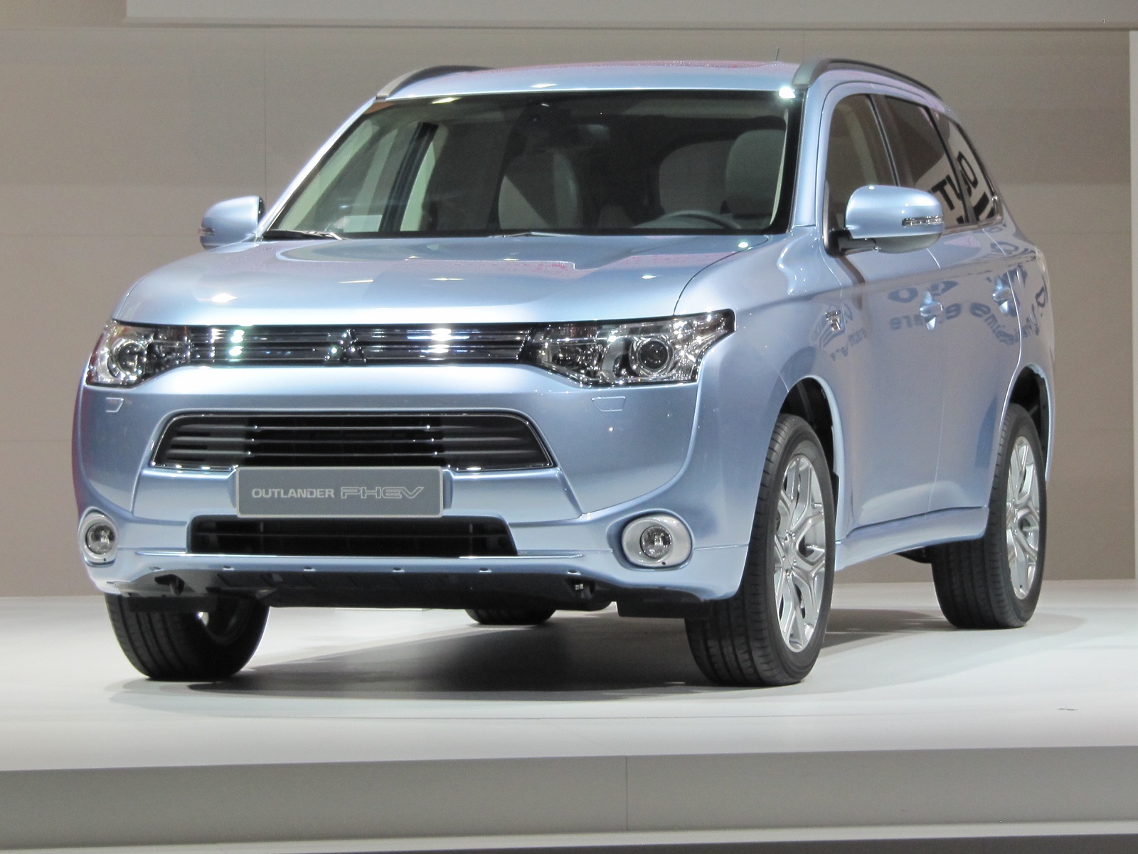 Mitsubishi Outlander PlugIn Hybrid SUV Now Delayed Til