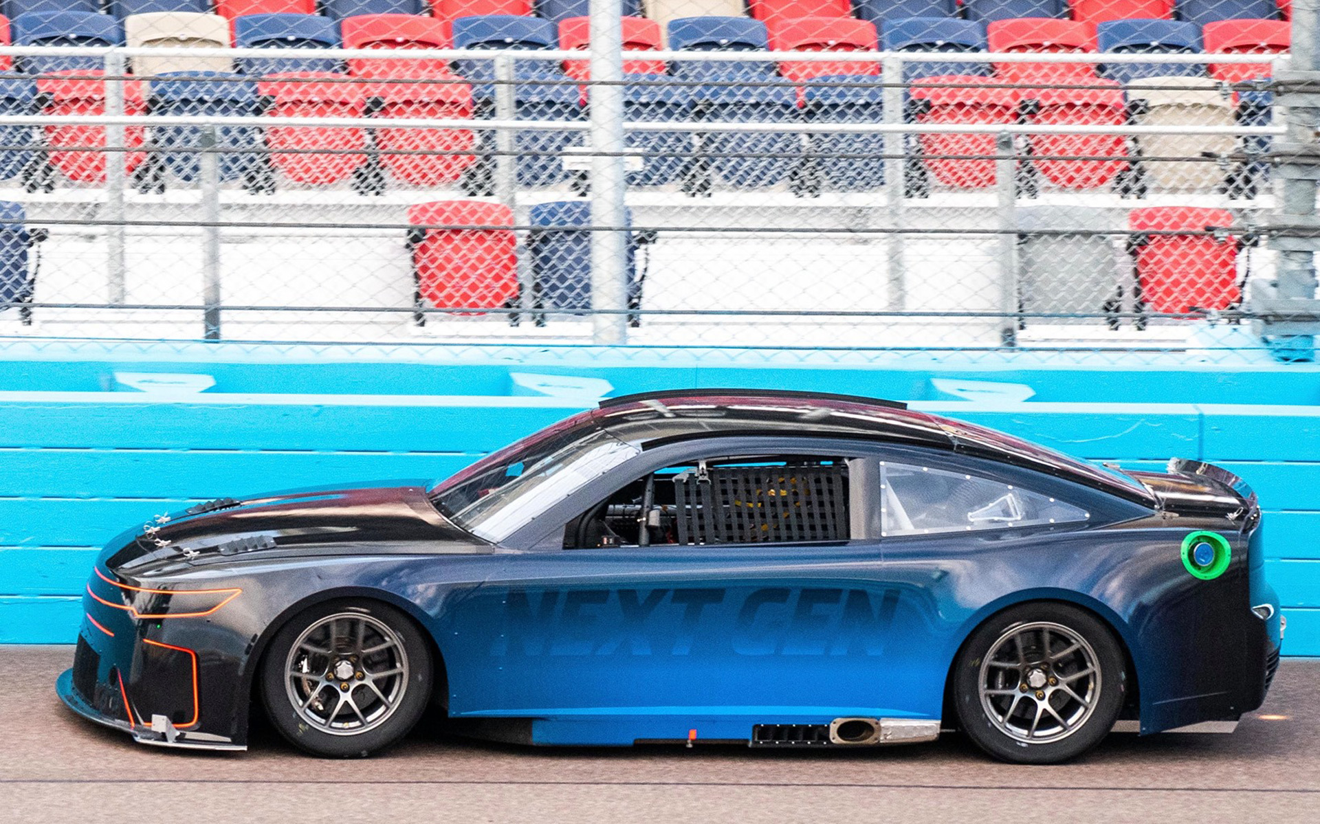 Nextgeneration NASCAR racer to use 18inch, centerlocking wheels