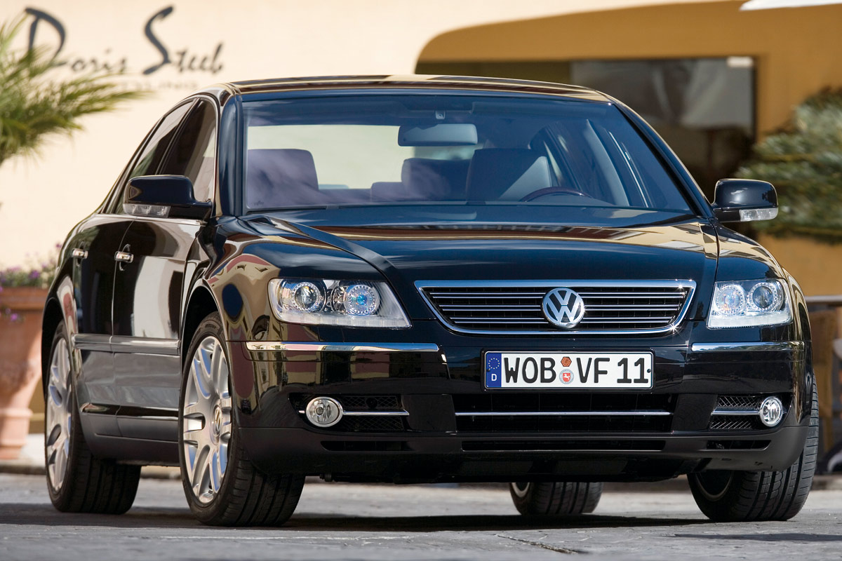 Тру машина. Меркель на Фольксваген Фаэтон. Volkswagen Phaeton габариты. VW Phaeton Limousine. Фаэтон Фольксваген с мигалками.