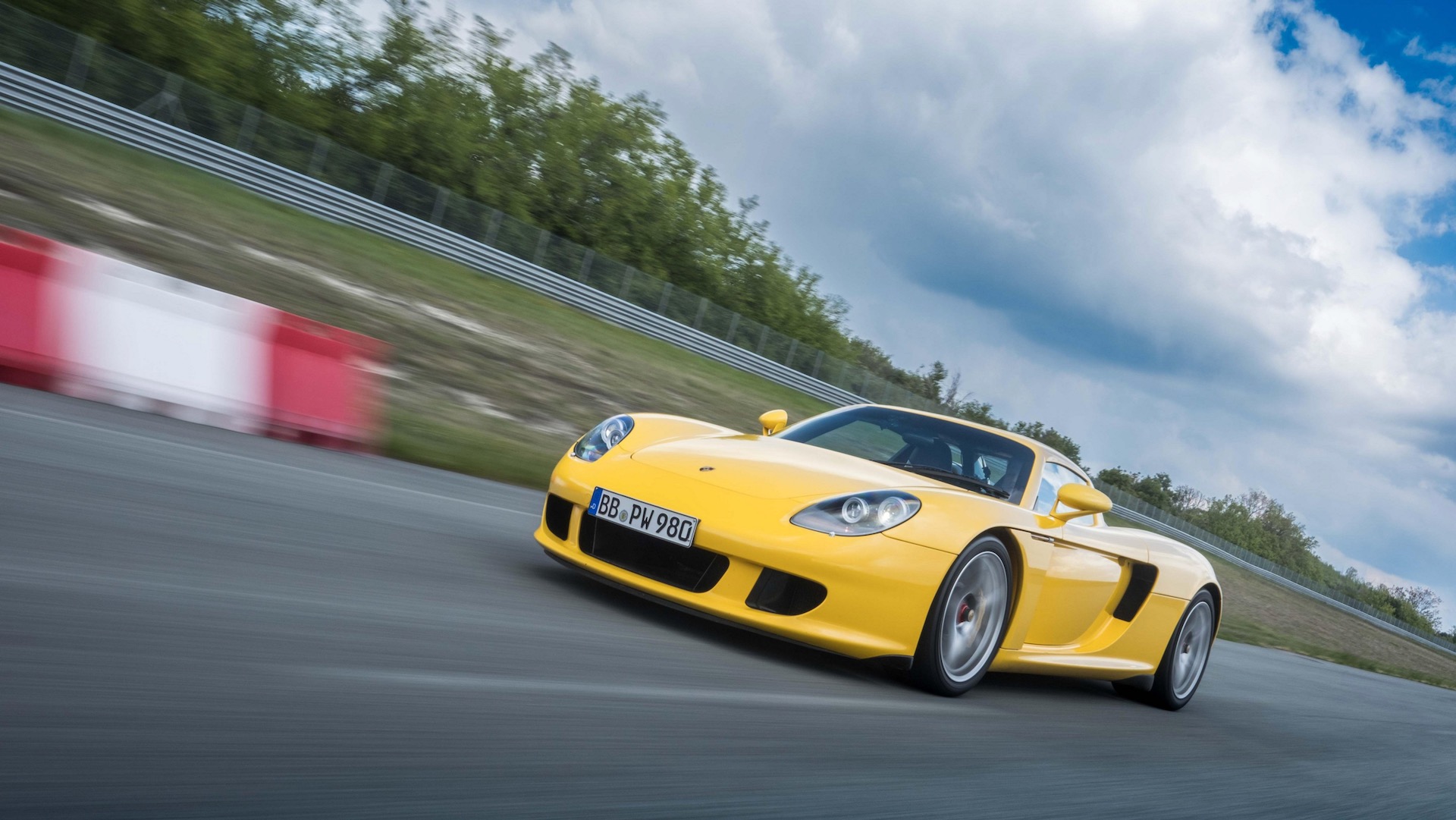 Porsche and Michelin developed new tires for the Carrera GT Auto Recent